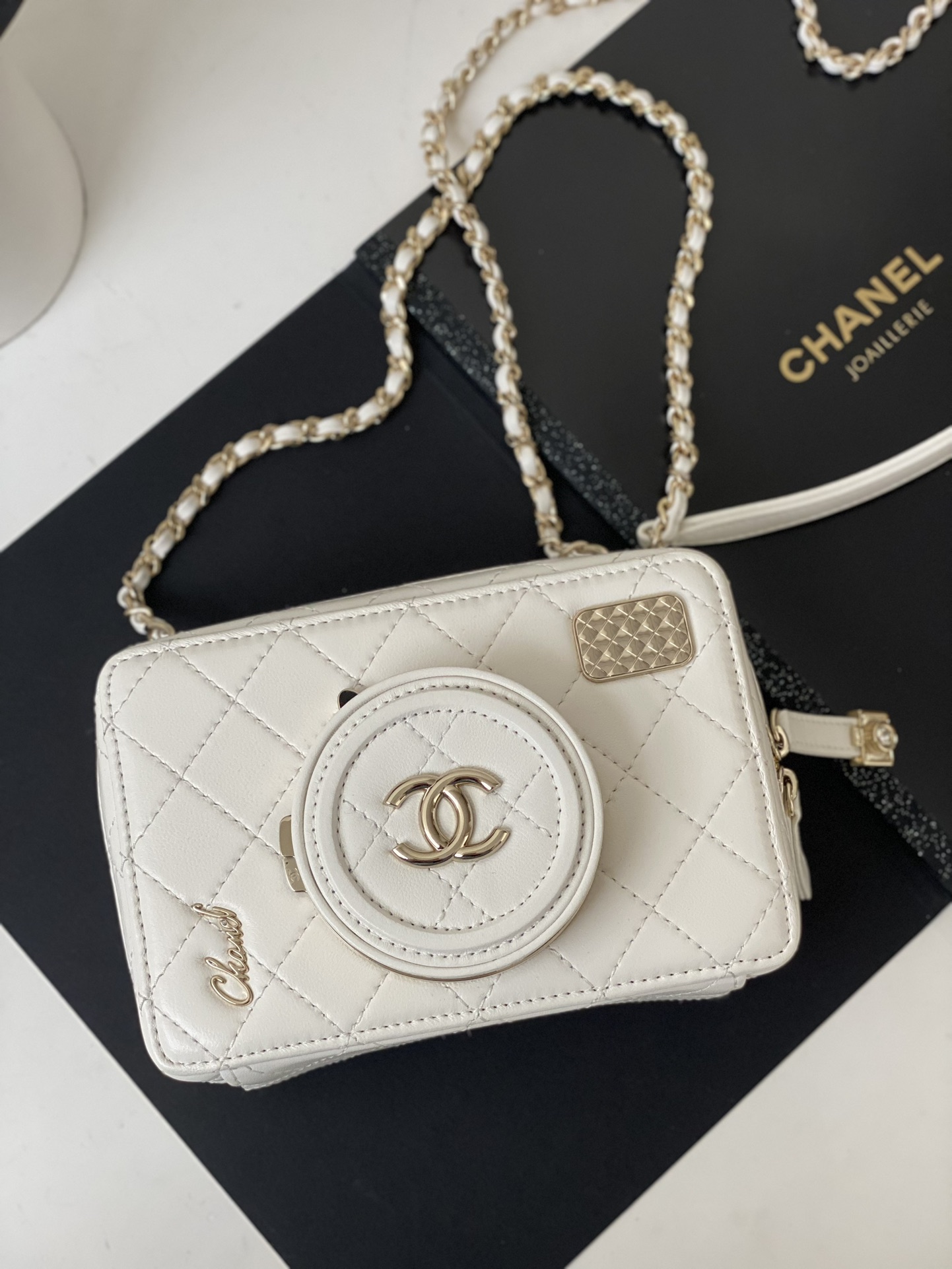 샤넬 CHANEL AS4817 CAMERA BAG 카메라백 램스킨 & 골드 메탈 11.5CM