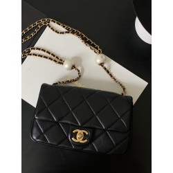 샤넬CHANEL AS4861 스몰 플랩 백 램스킨 이미테이션 펄 & 골드 메탈 블랙 13CM