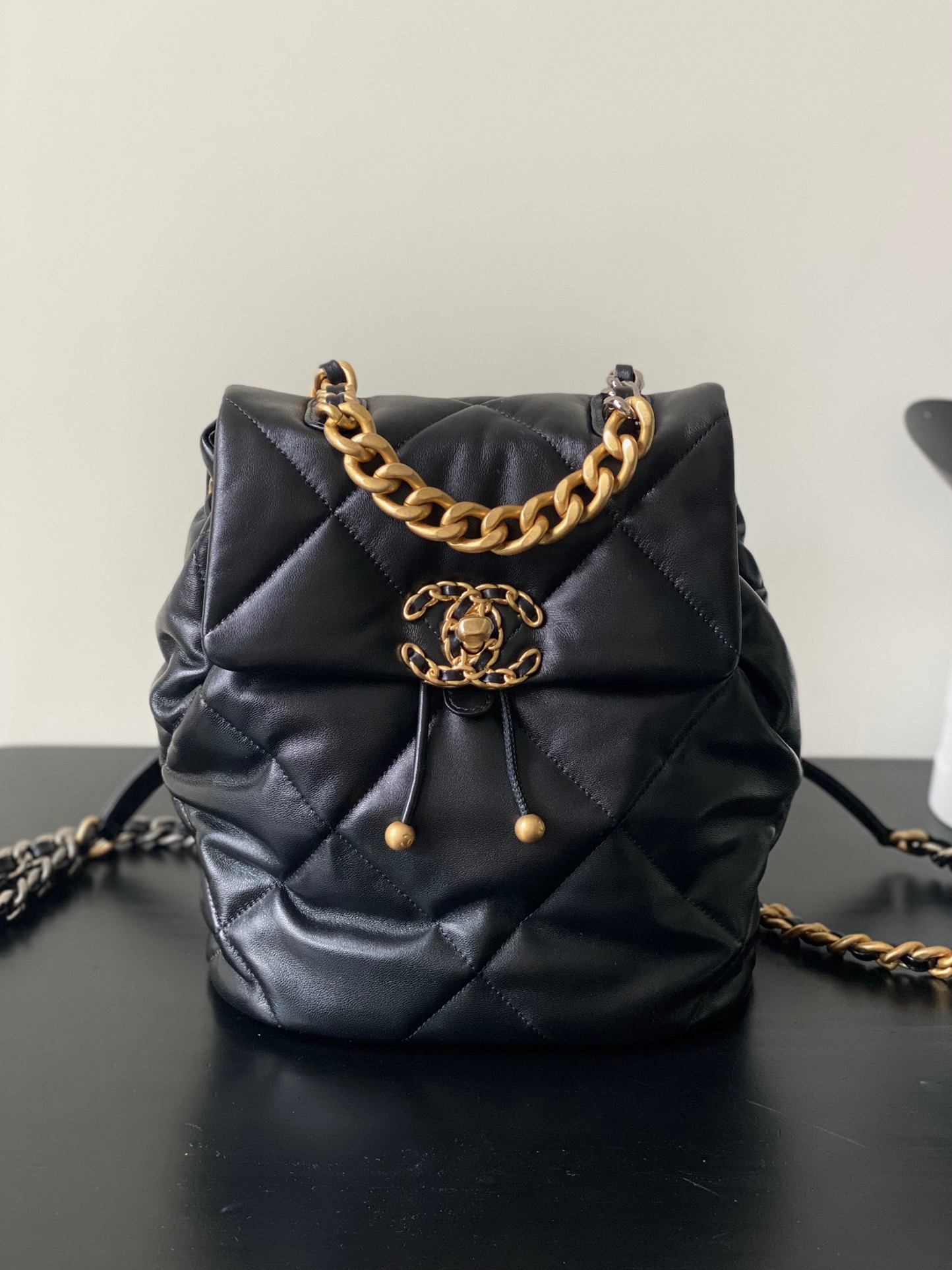 샤넬 CHANEL AS4223 19 백팩 샤이니 램스킨 & 골드 메탈 블랙 26CM