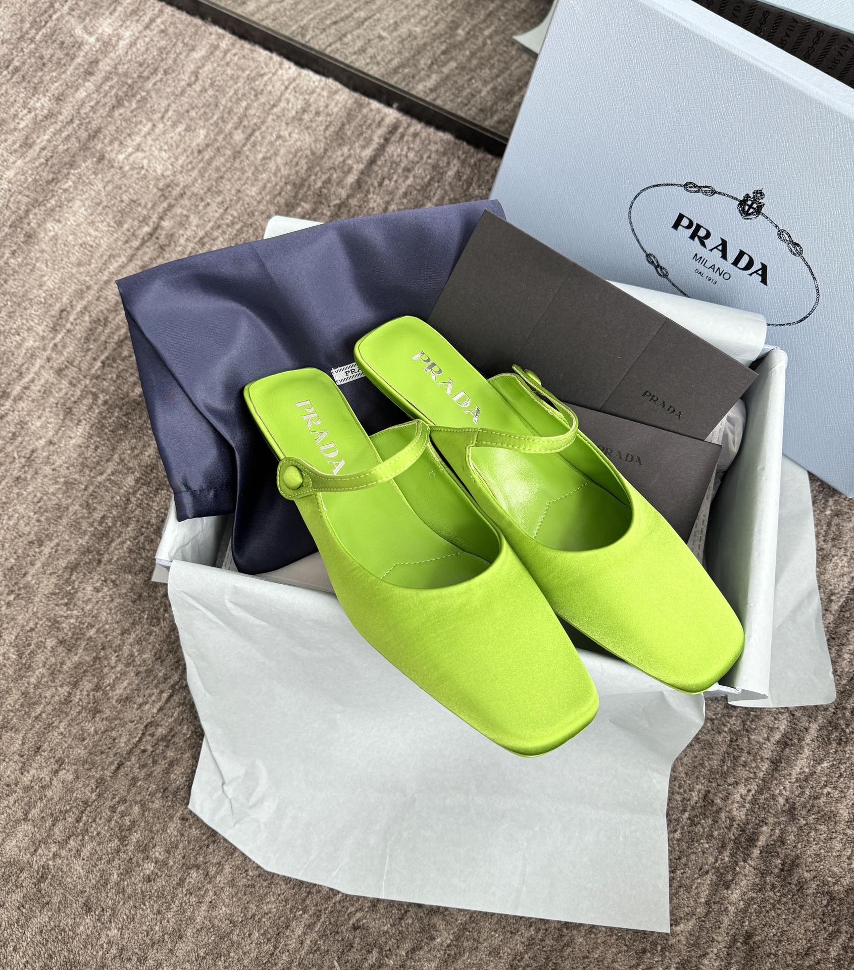 프라다 Prada 러버 슬라이드