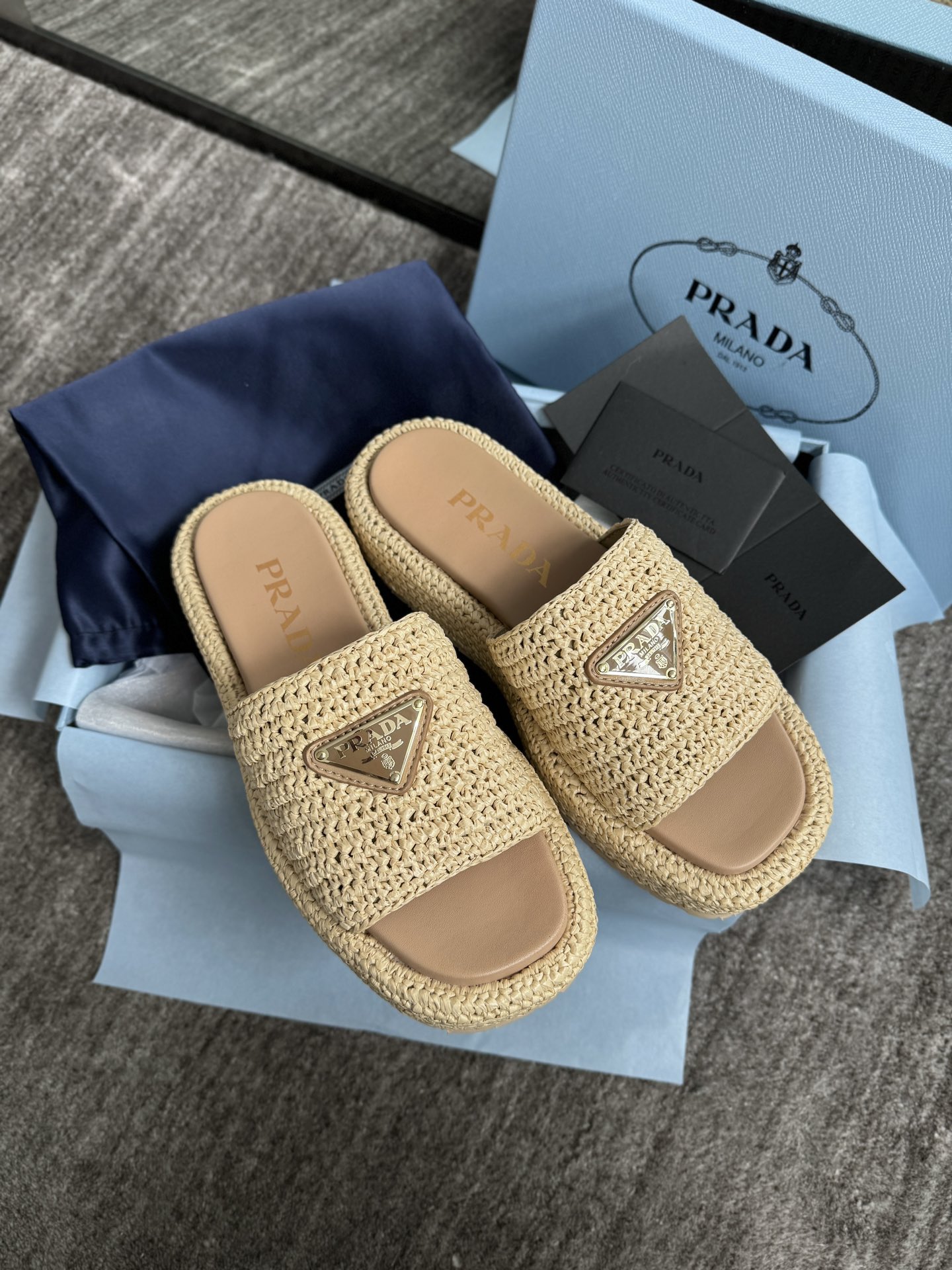 프라다 Prada 러버 슬라이드