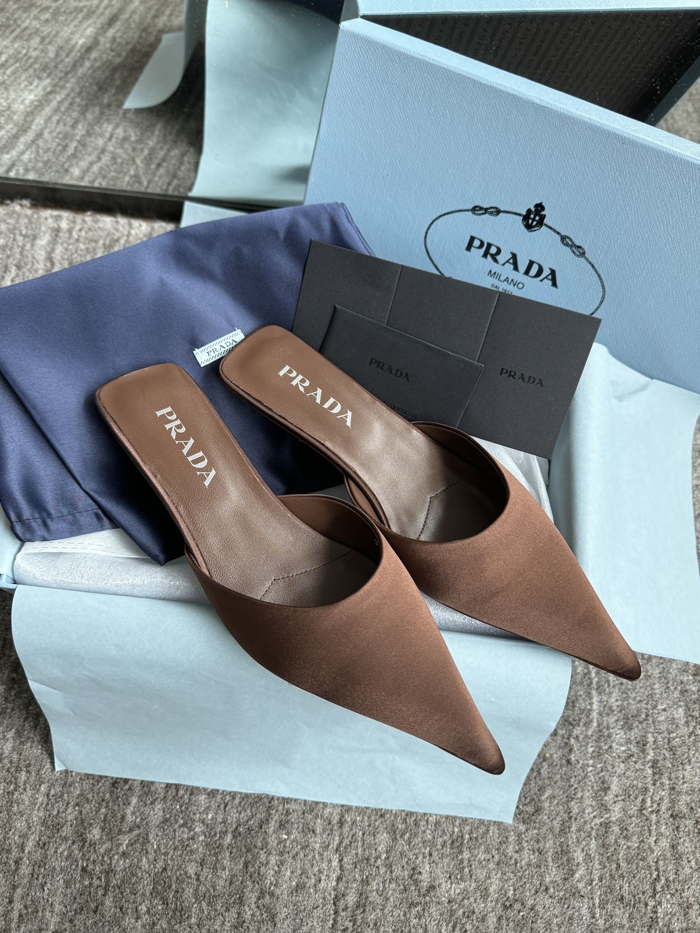 프라다 Prada 러버 슬라이드