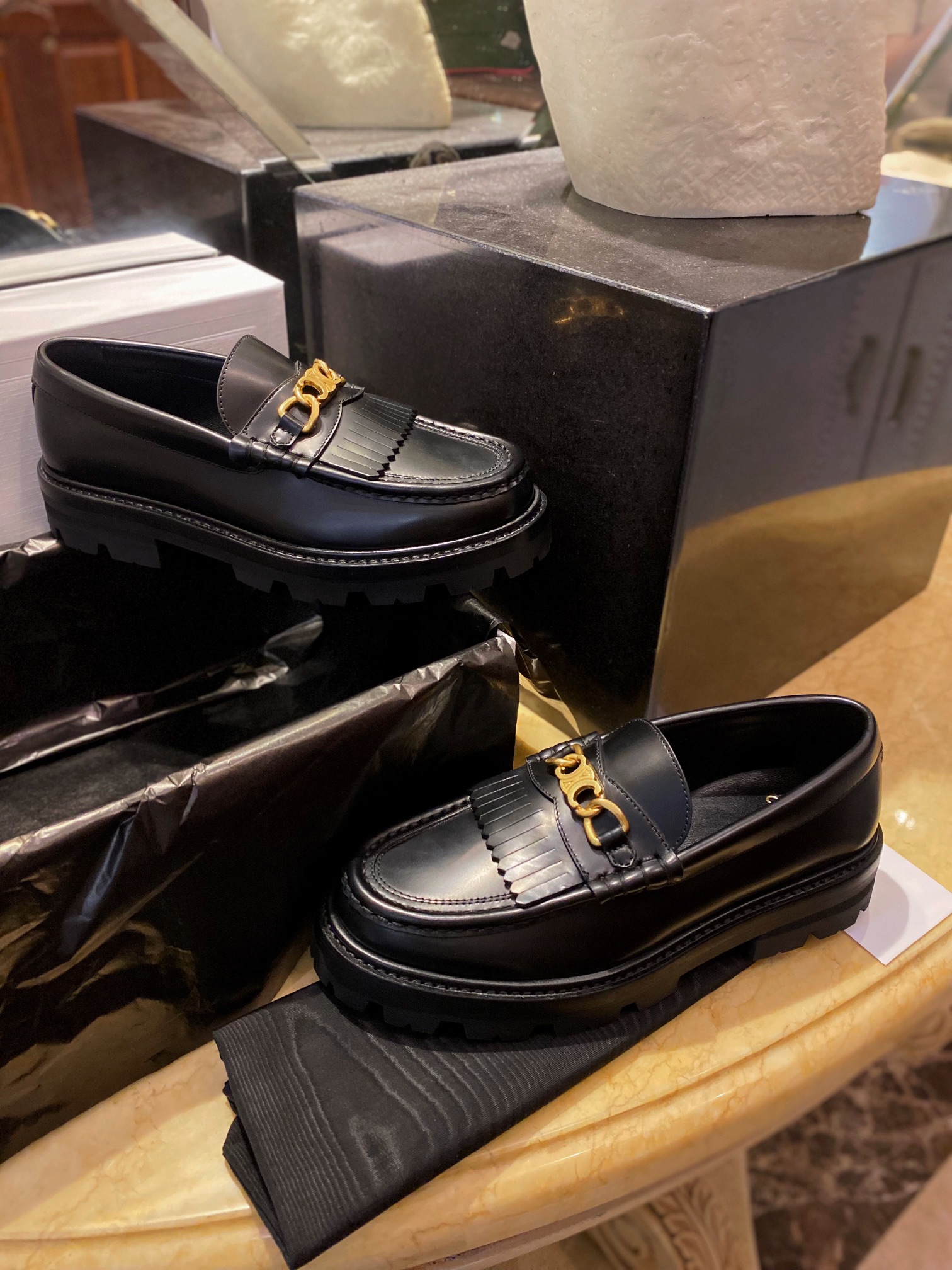 셀린느 CELINE 폴리쉬드 불 벌키 베이비 트리옴페 블랙