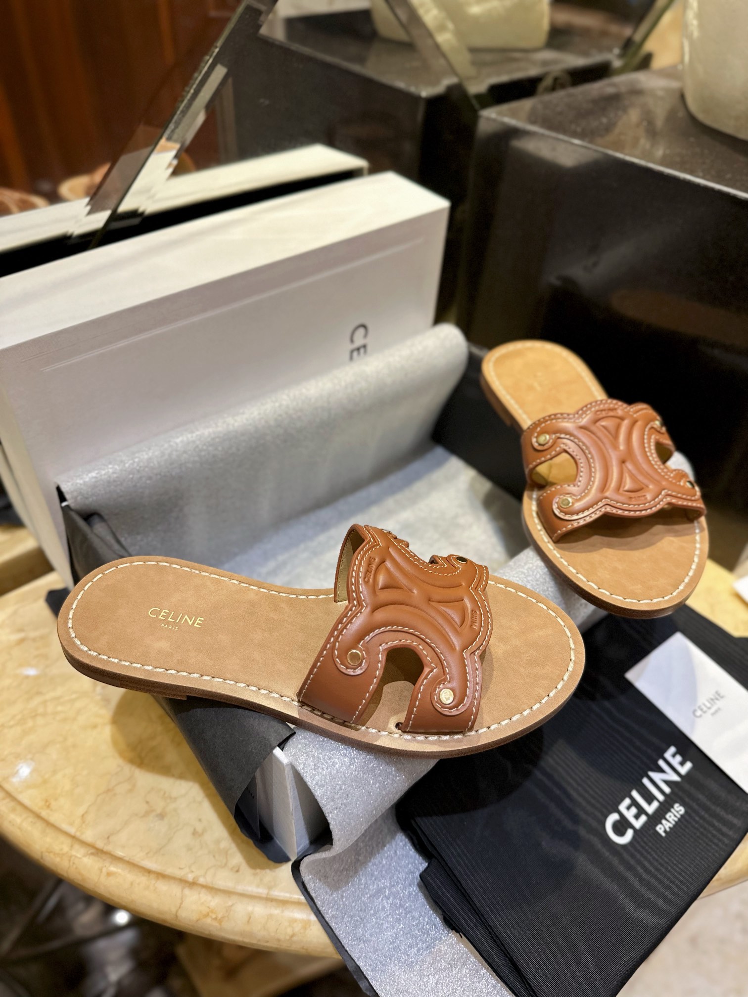 셀린느 CELINE 카프스킨 트리옴페 뮬 탄