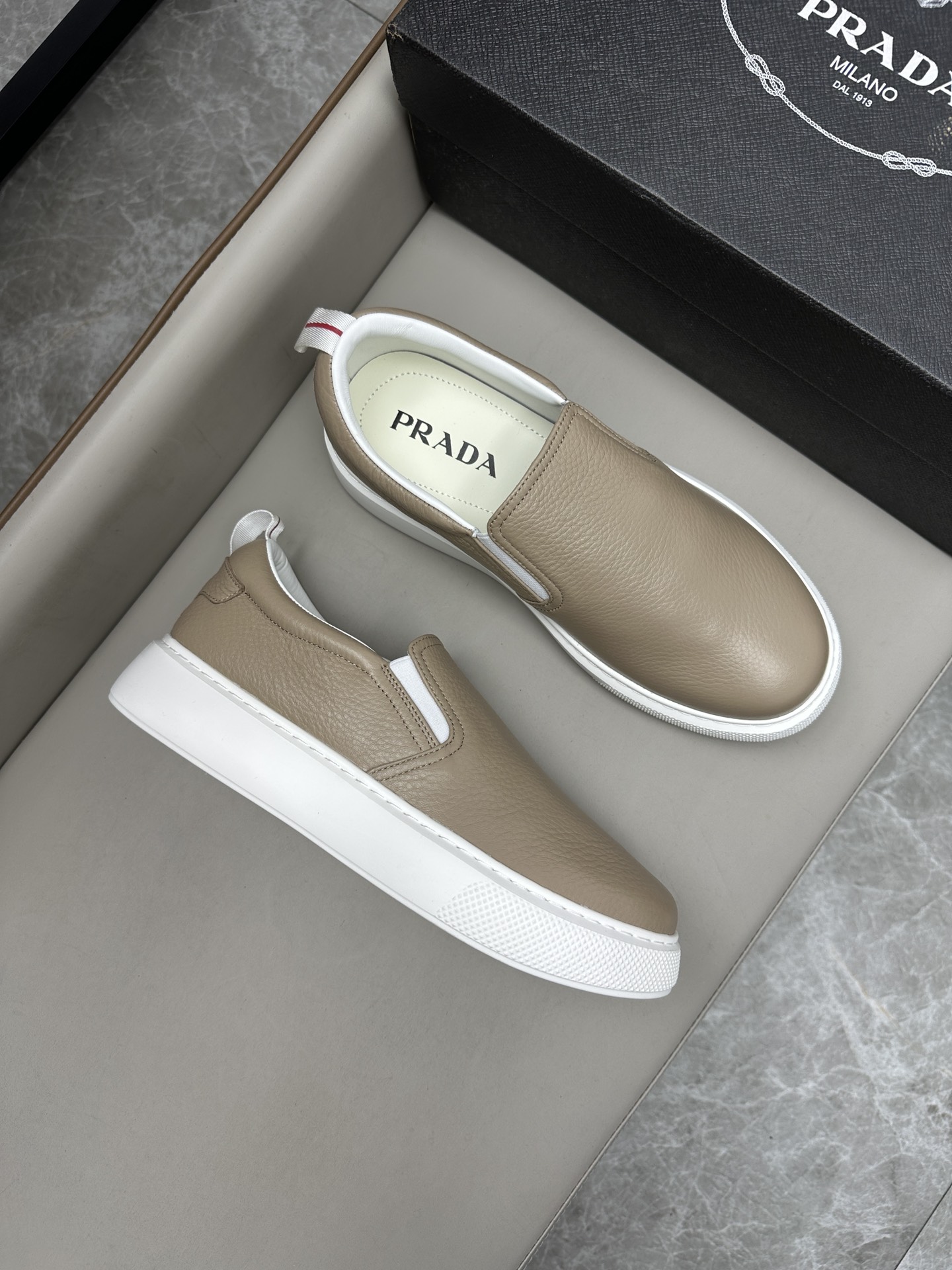 프라다 Prada 스니커즈