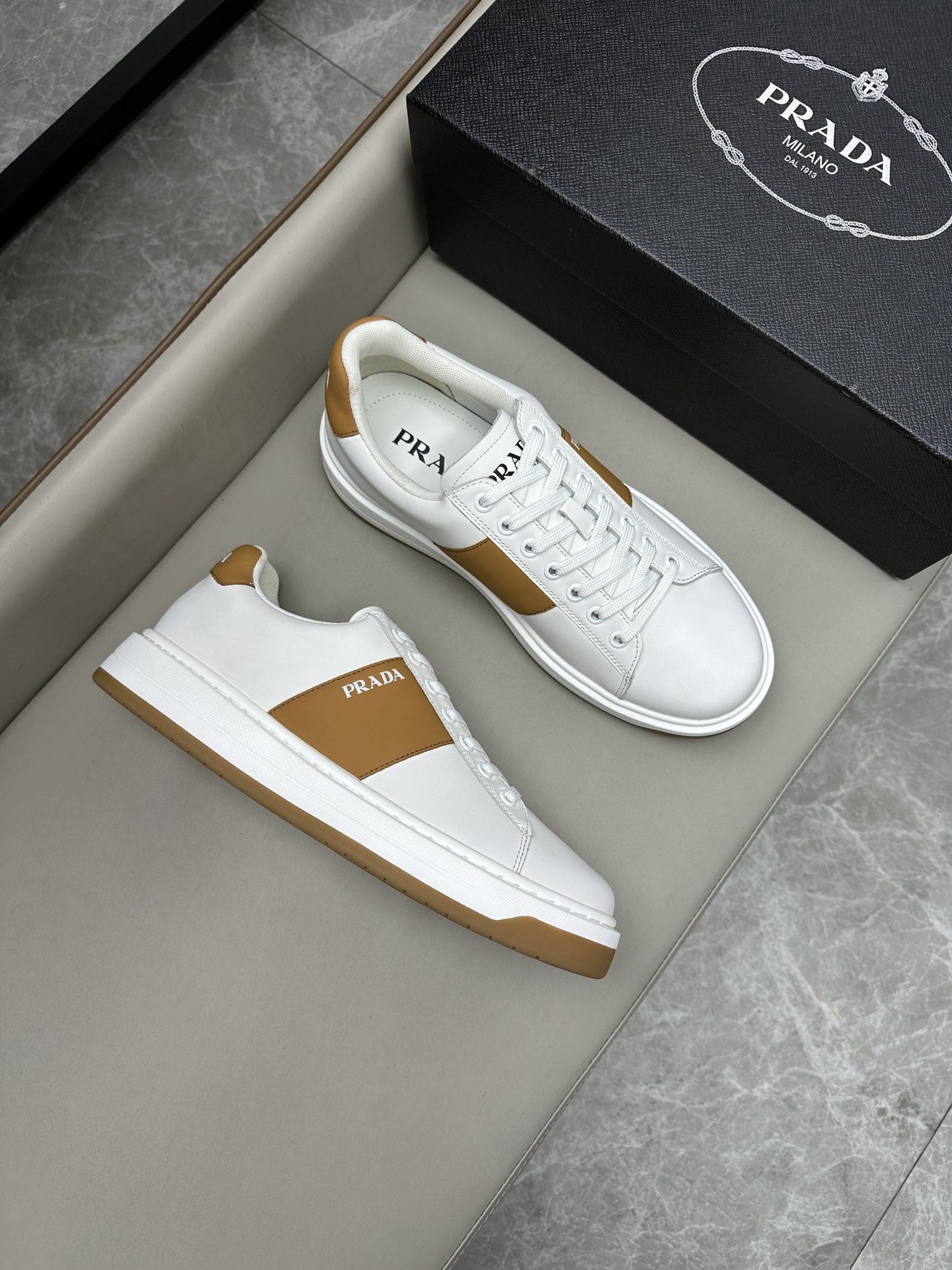 프라다 Prada 스니커즈