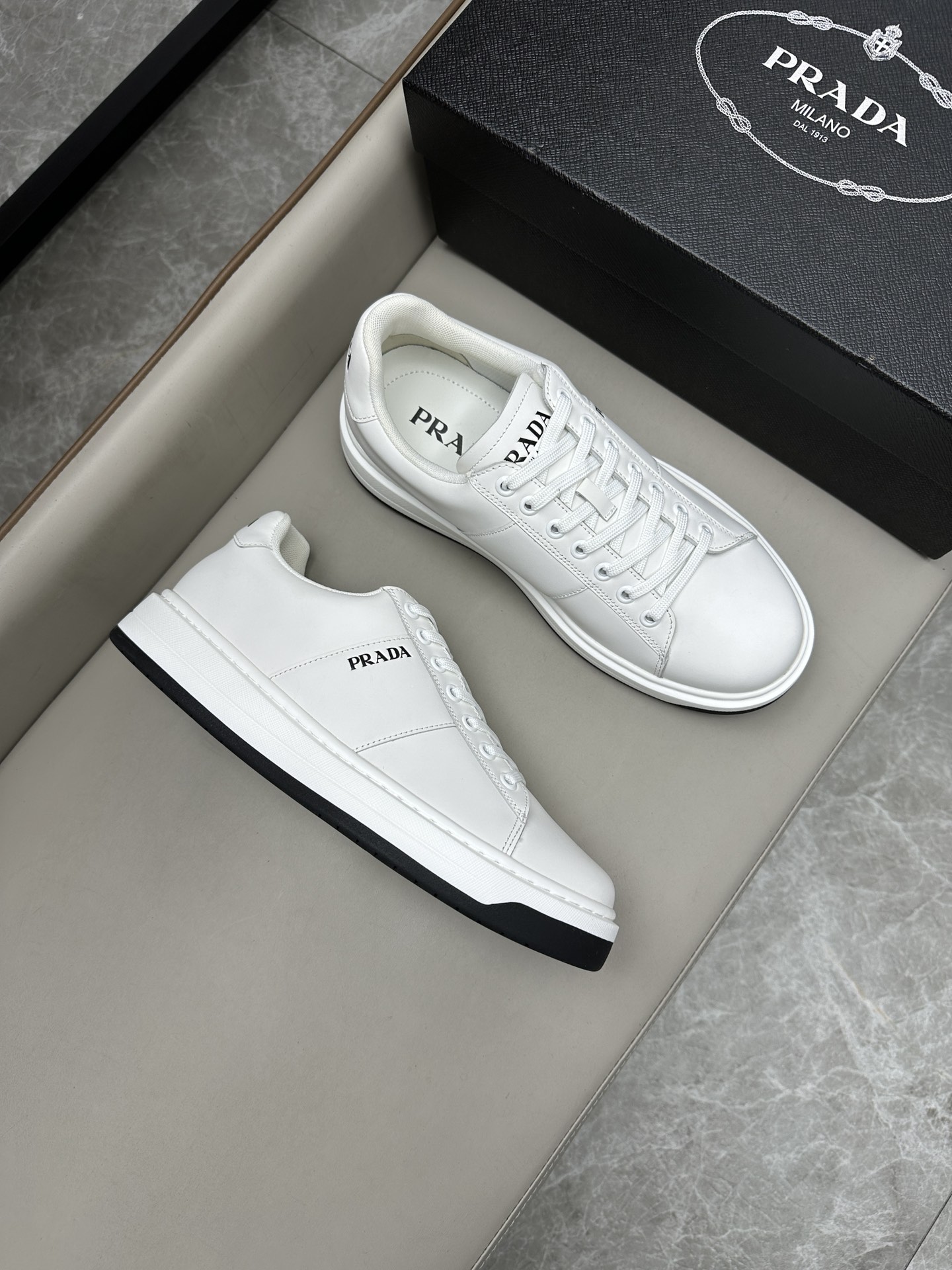 프라다 Prada 스니커즈