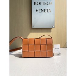 보테가 베네타 Bottega Veneta Cassette 크로스 백 758105
