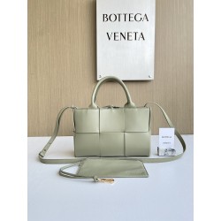 보테가베네타 Bottega Veneta Mini Arco Tote 토트 백 709337