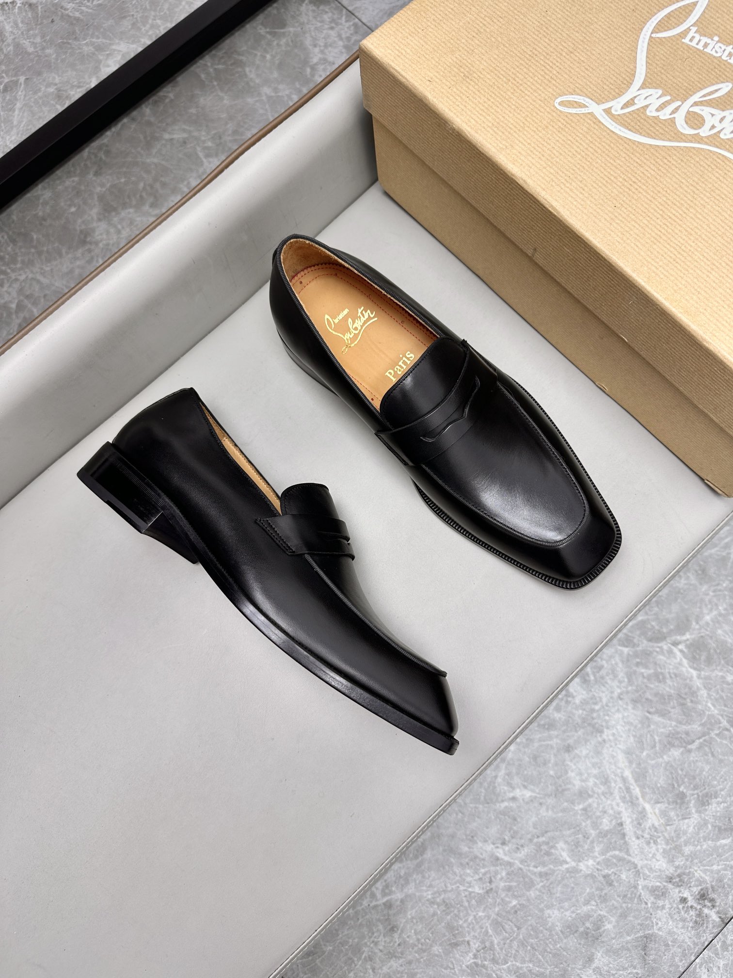 Christian Louboutin Loubi Flip 구두