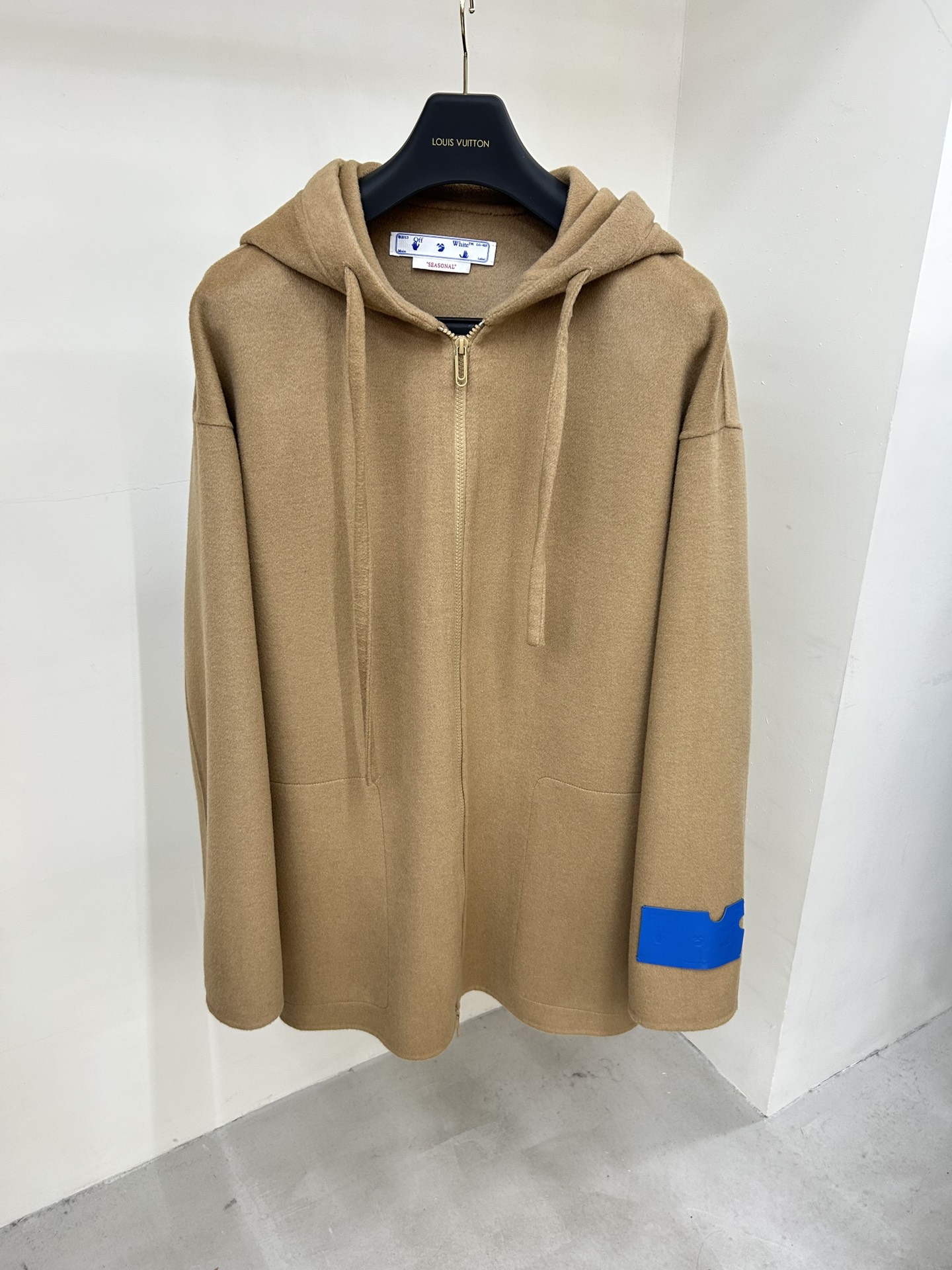 오프화이트 (Off-White) 코트