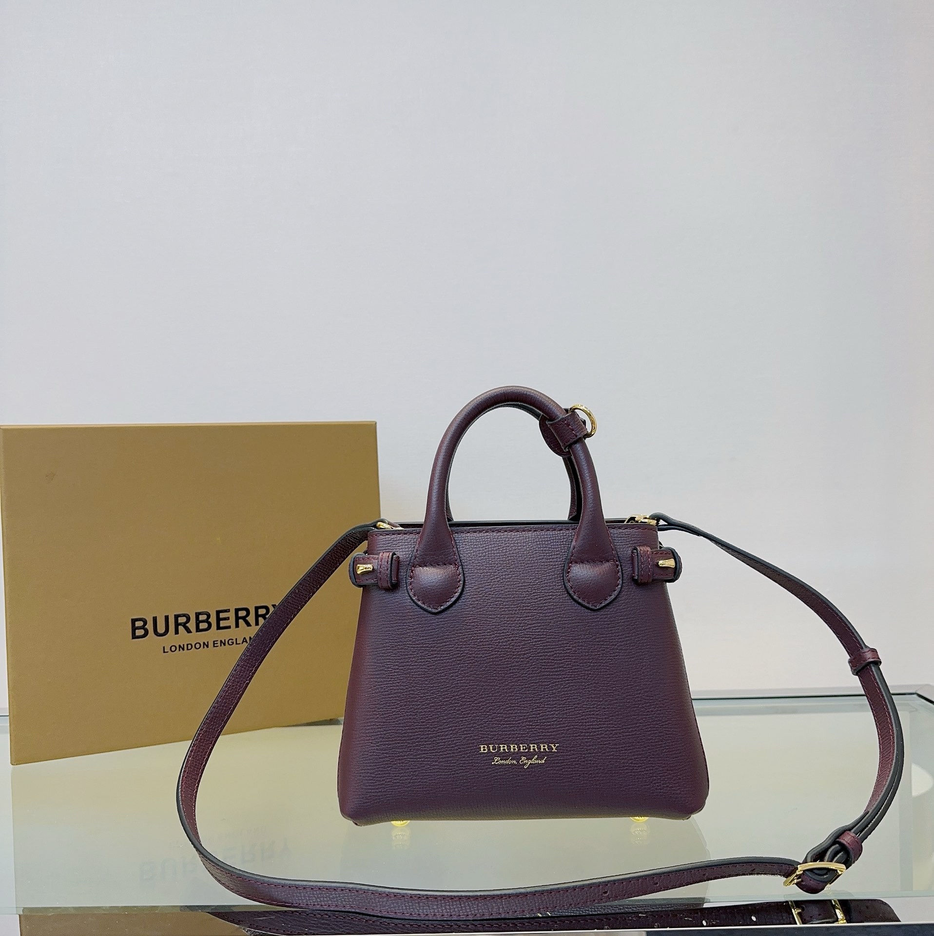 버버리 Burberry 7121 The Banner 탑 핸들백 22CM
