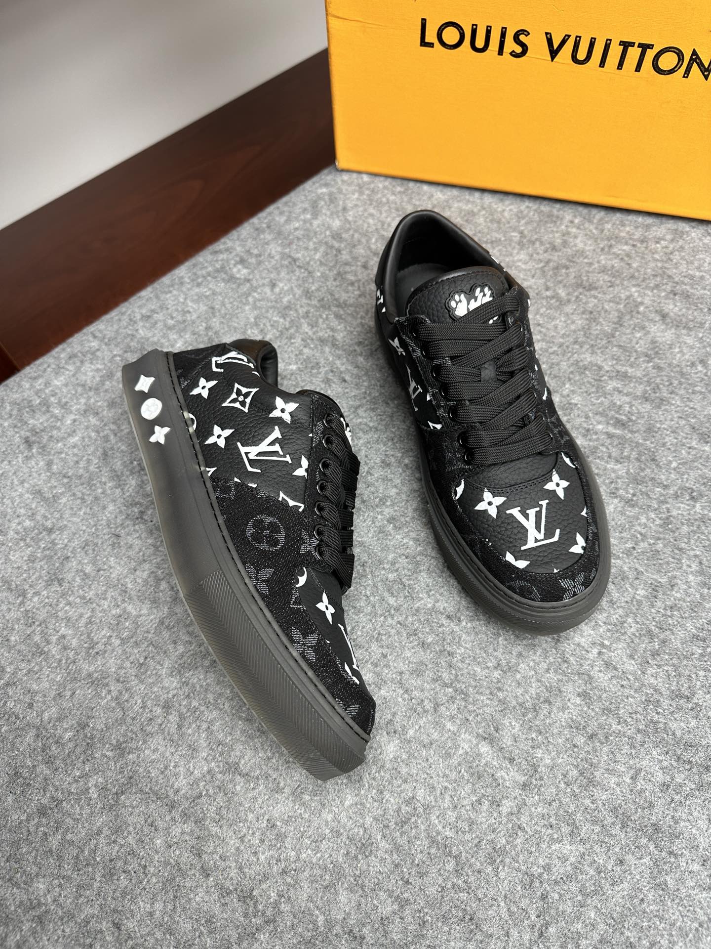 루이비통 Louis Vuitton 스니커즈