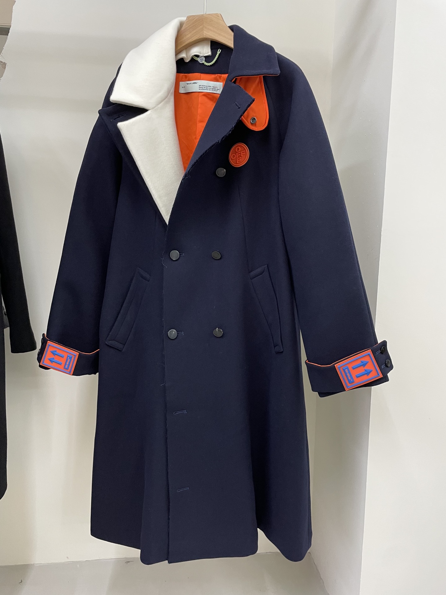 오프화이트 (Off-White) 코트