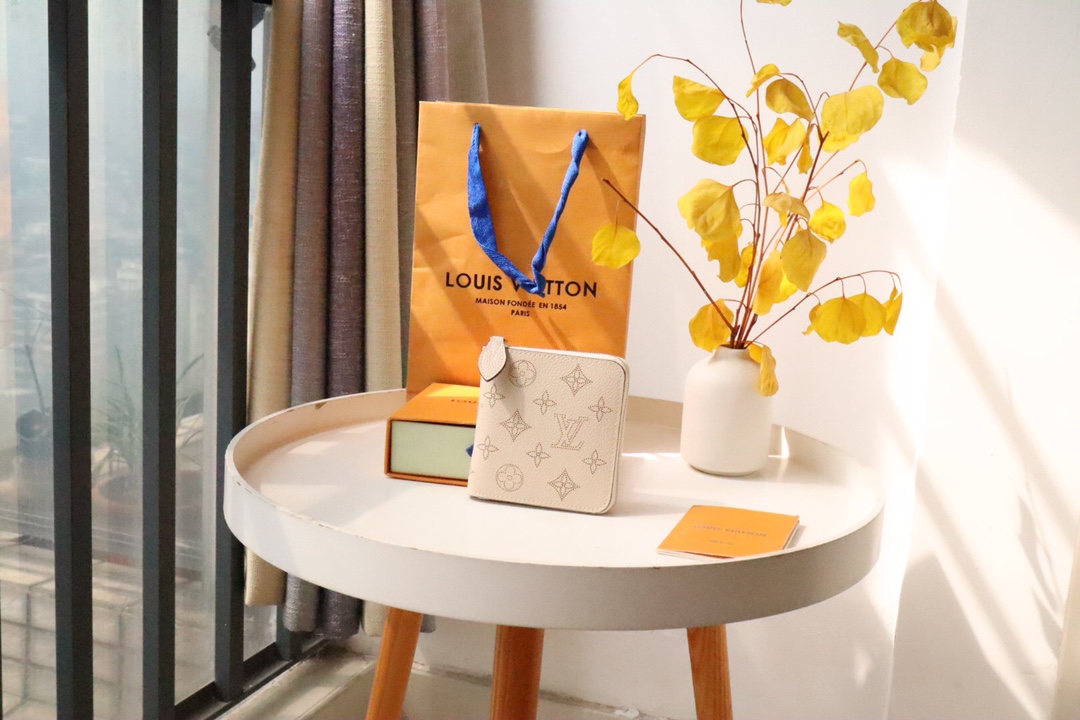 루이비통 Louis Vuitton M81558 지갑 11.5CM