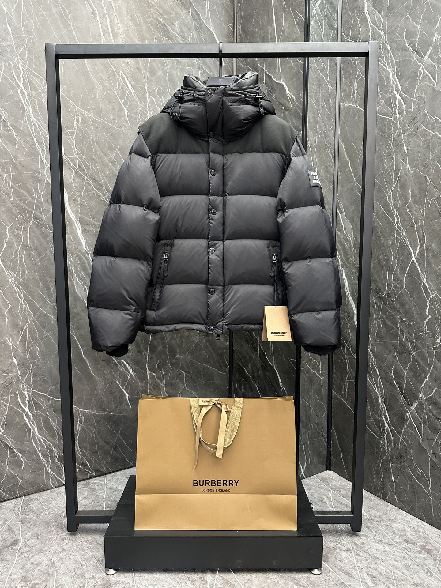 버버리 Burberry  detachable sleeve nylon down jacket 패딩