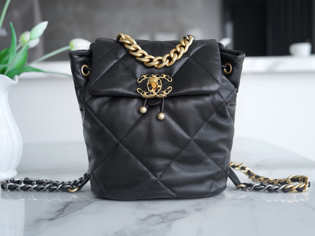 샤넬 CHANEL AS4223 19 백팩 샤이니 램스킨 & 골드 메탈 블랙 26CM