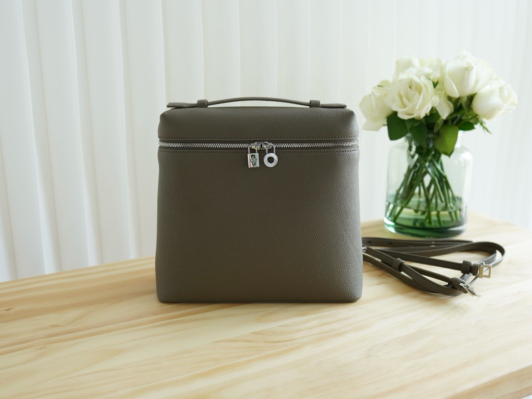 로로피아나 Loro Piana Extra Pocket backpack L23.5
