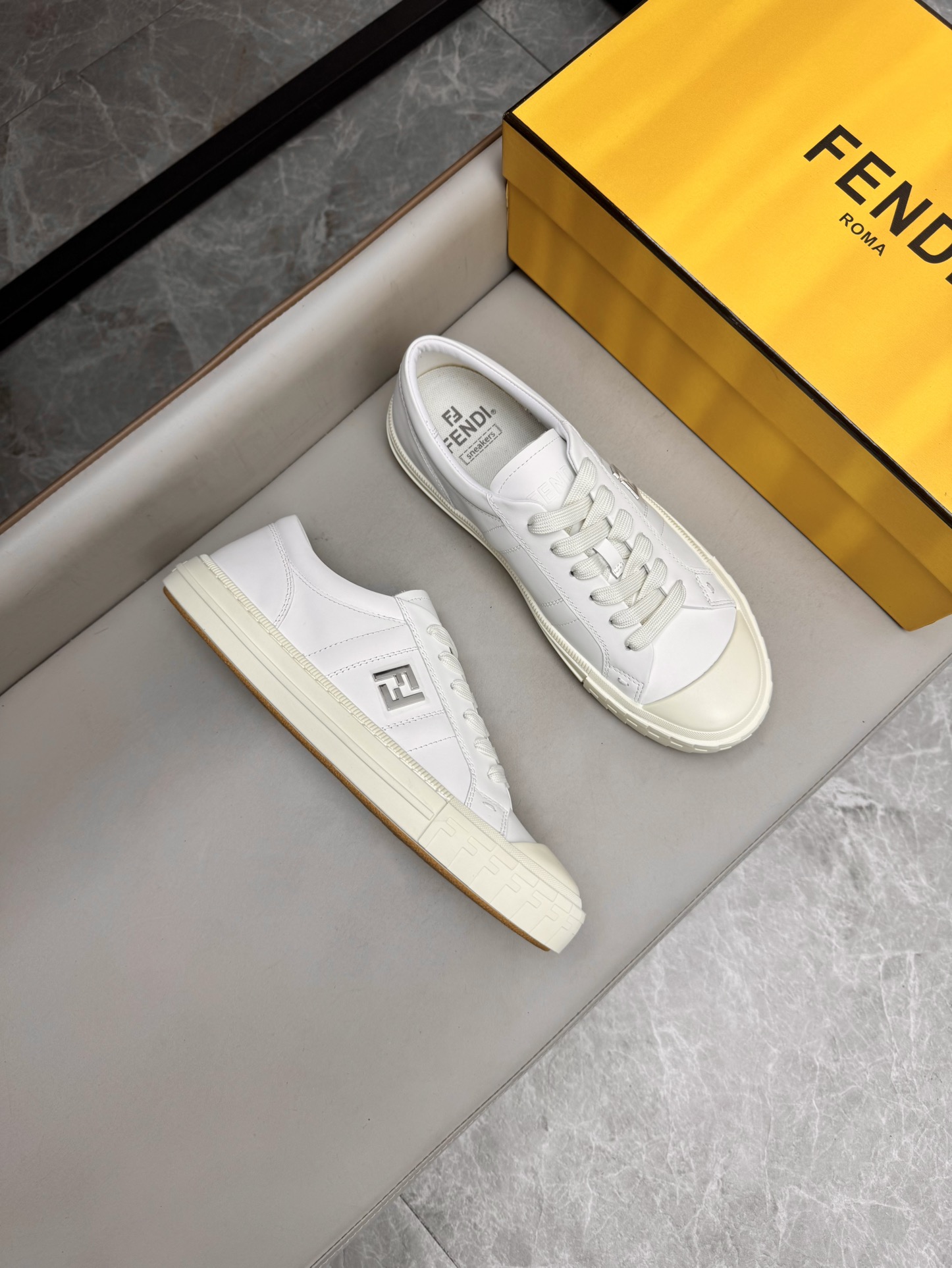 펜디 FENDI 스니커즈