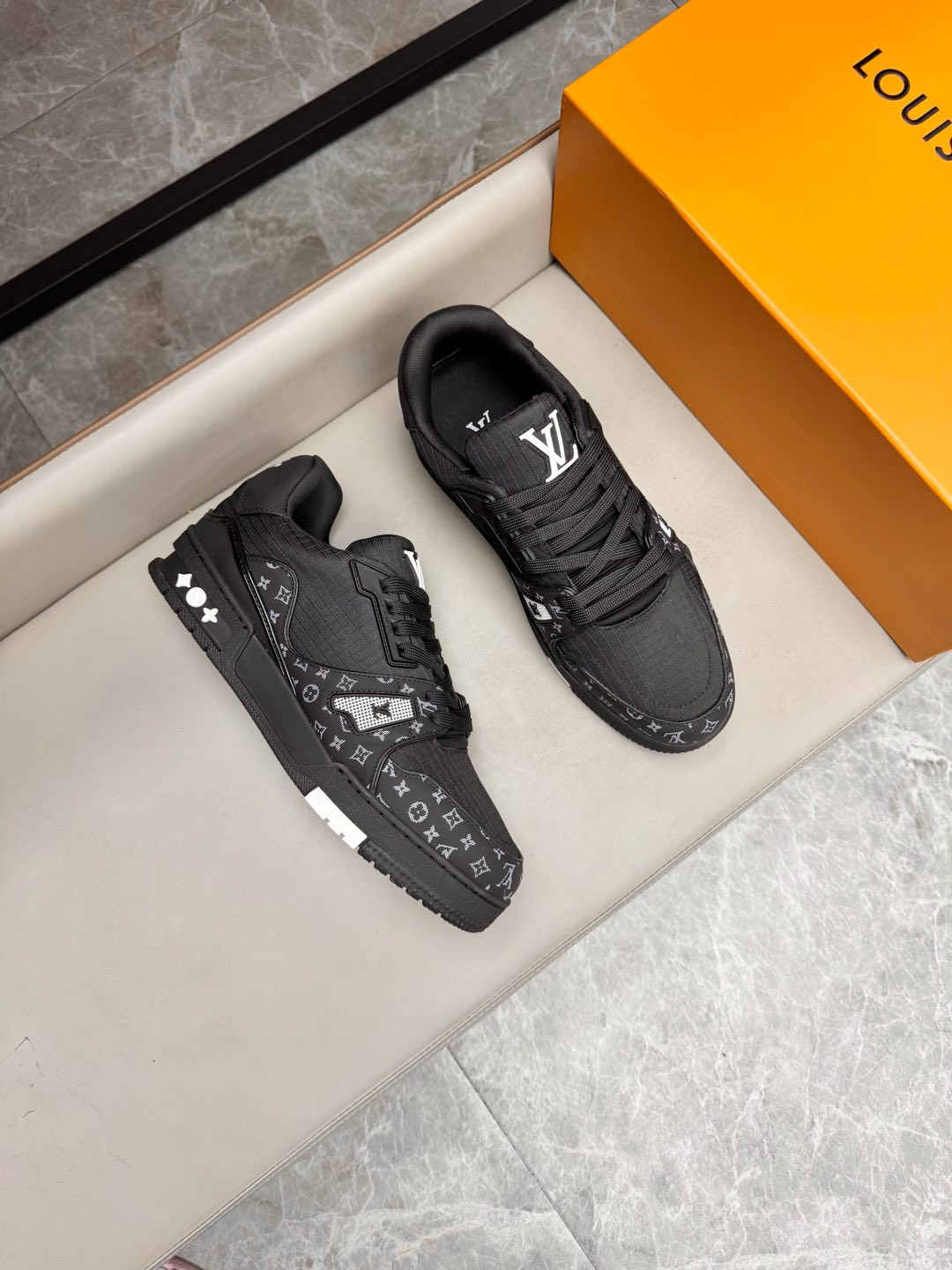 루이비통 Louis Vuitton 스니커즈