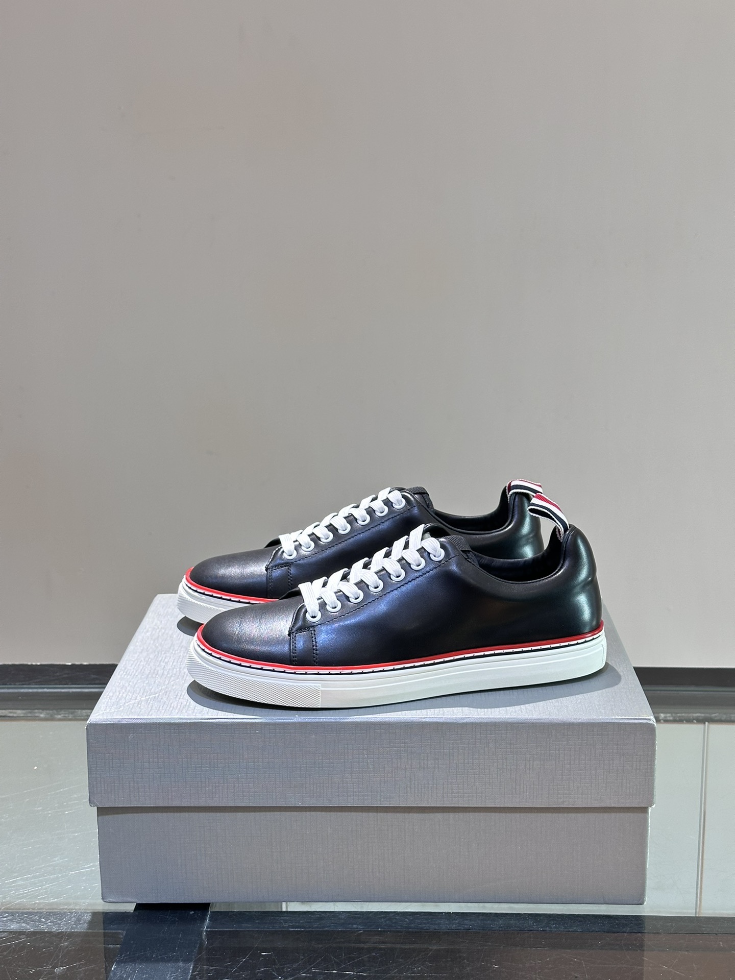 톰브라운 Thom Browne 스니커즈