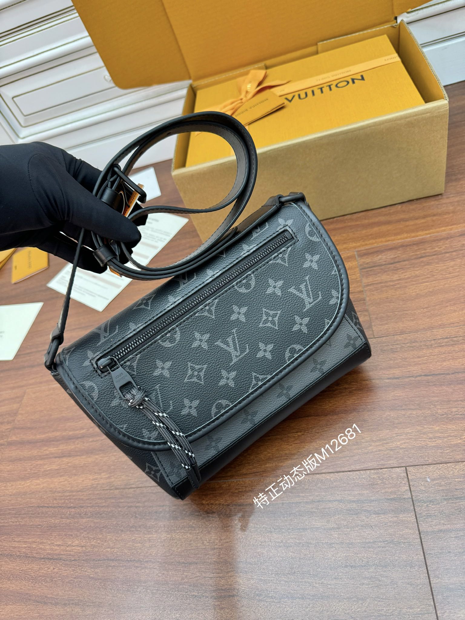 루이비통 Louis Vuitton M12681 크로스 백