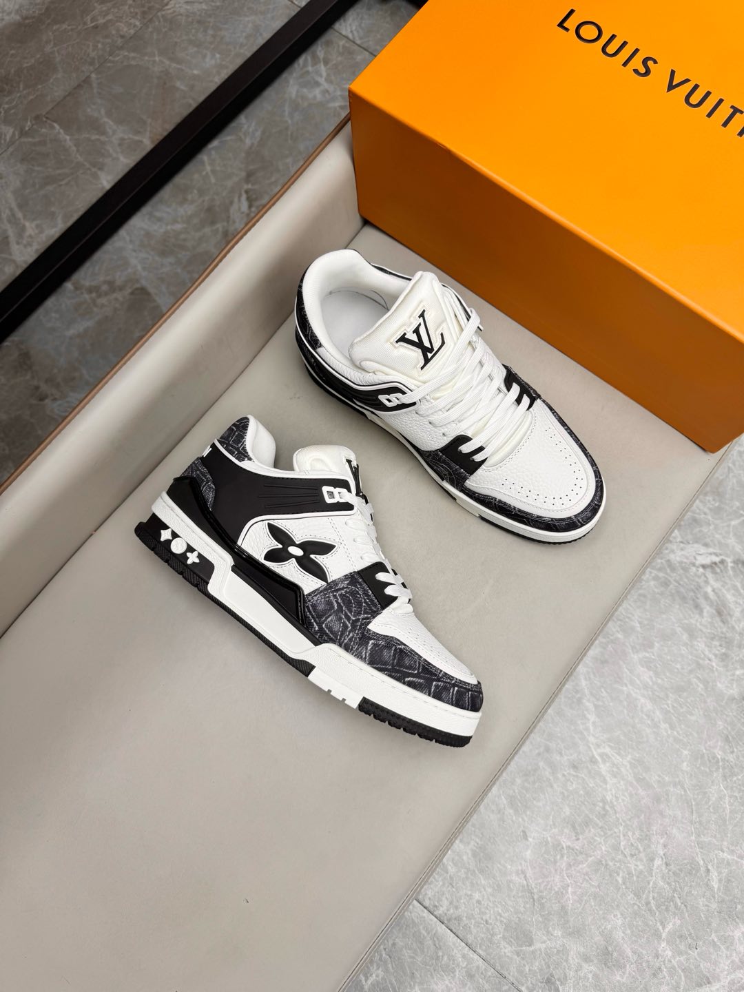 루이비통 LV TRAINER 스니커즈