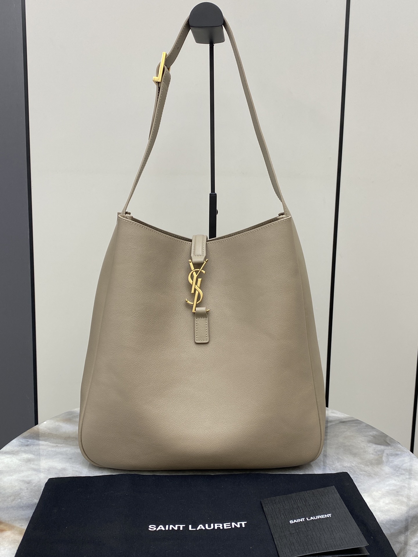 생로랑 Saint laurent/YSL 753837 Le 5 A 7 Le 5 A 7 Supple Large in Grained Leather 30cm