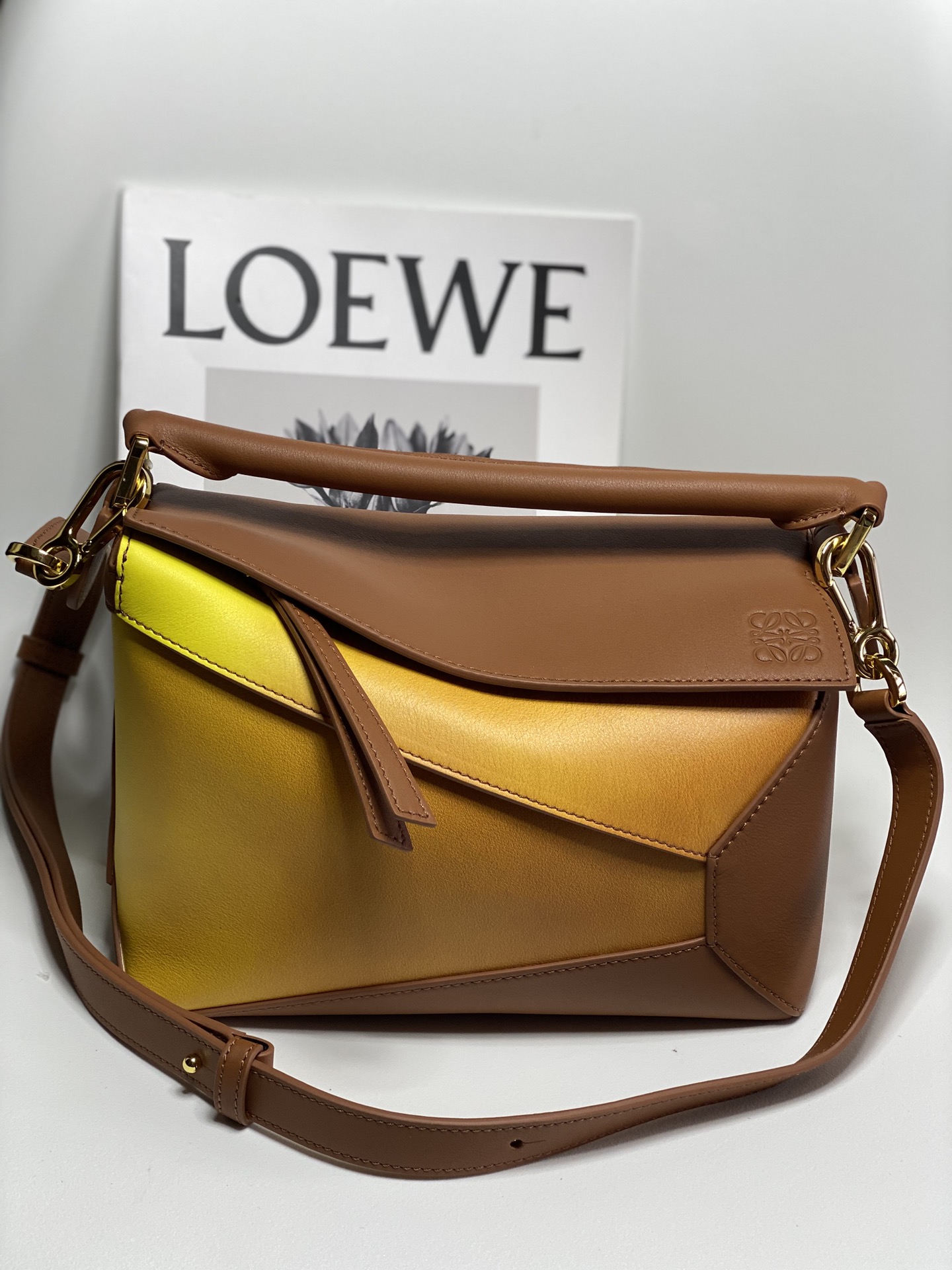 로에베 Loewe 3001A Puzzle edge Bag 24cm