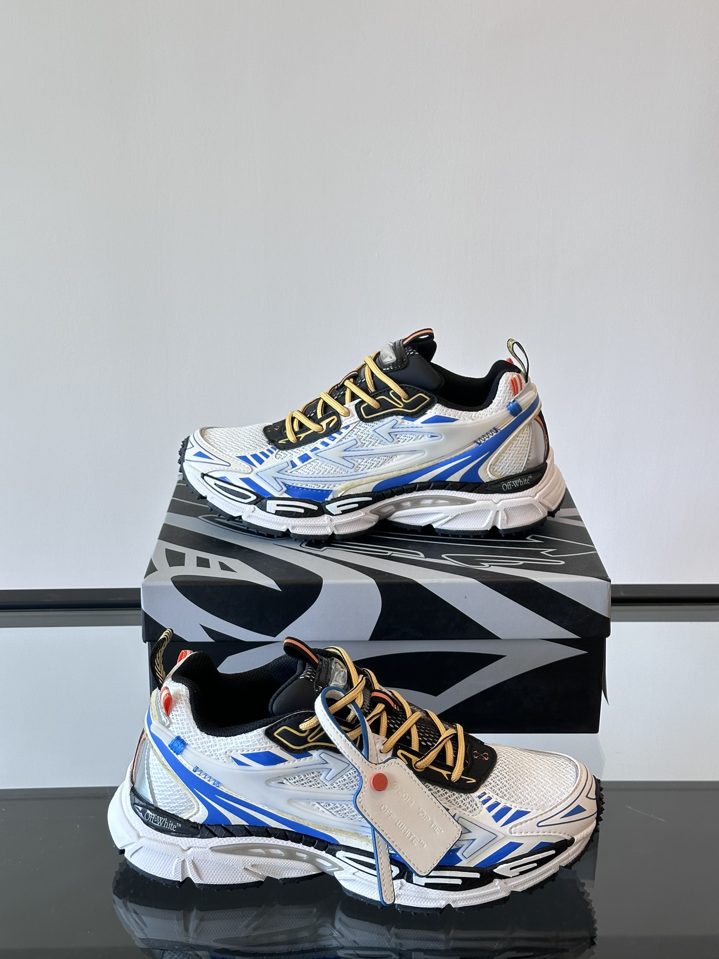 오프화이트 (Off-White) 스니커즈