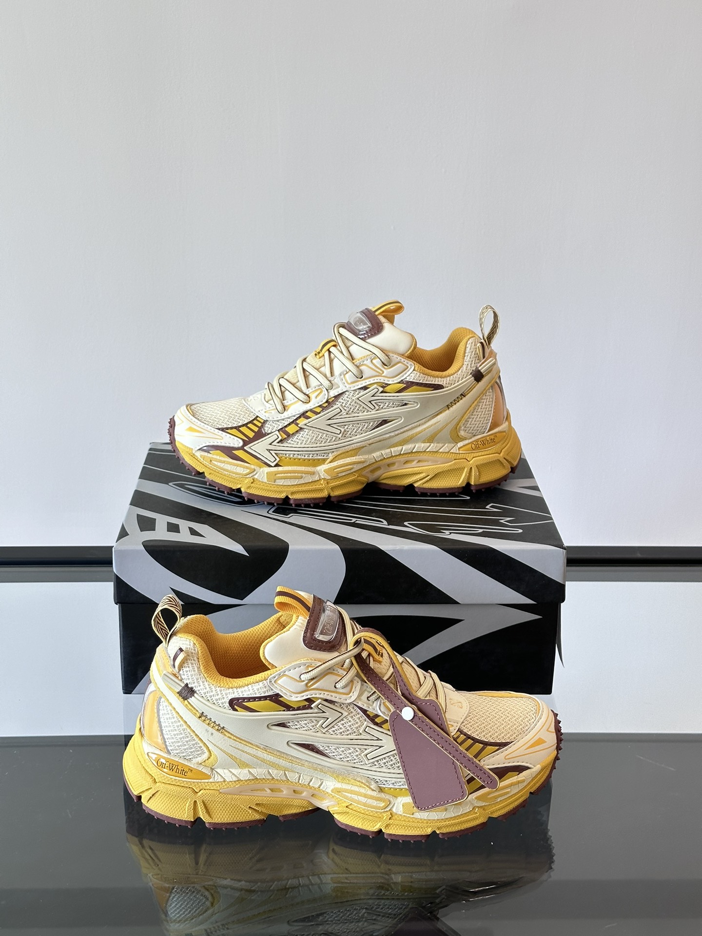 오프화이트 (Off-White) 스니커즈