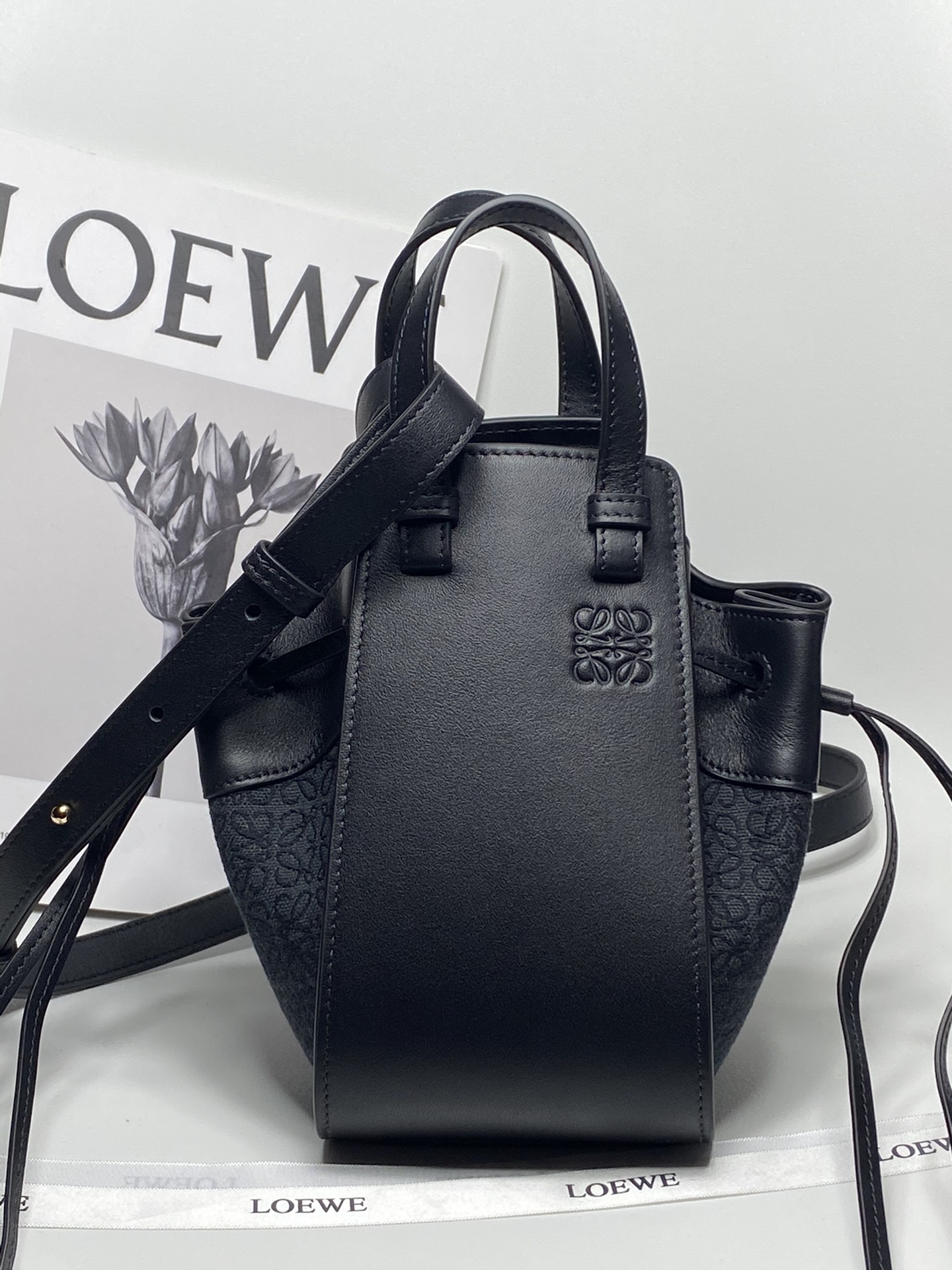 로에베 Loewe 246S Mini Hammock Dw Bag 19cm