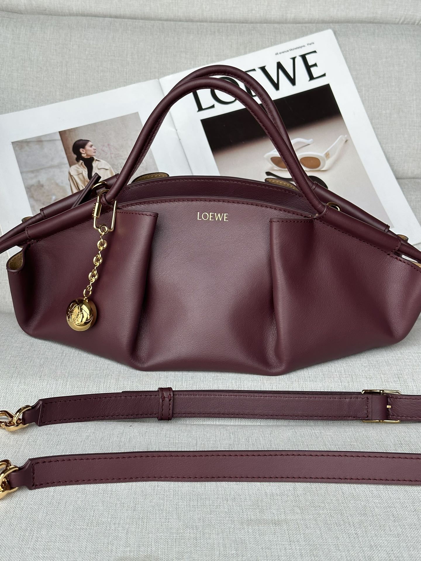 로에베 Loewe 1668 Small Paseo Bag In Shiny Nappa Calfskin 35cm