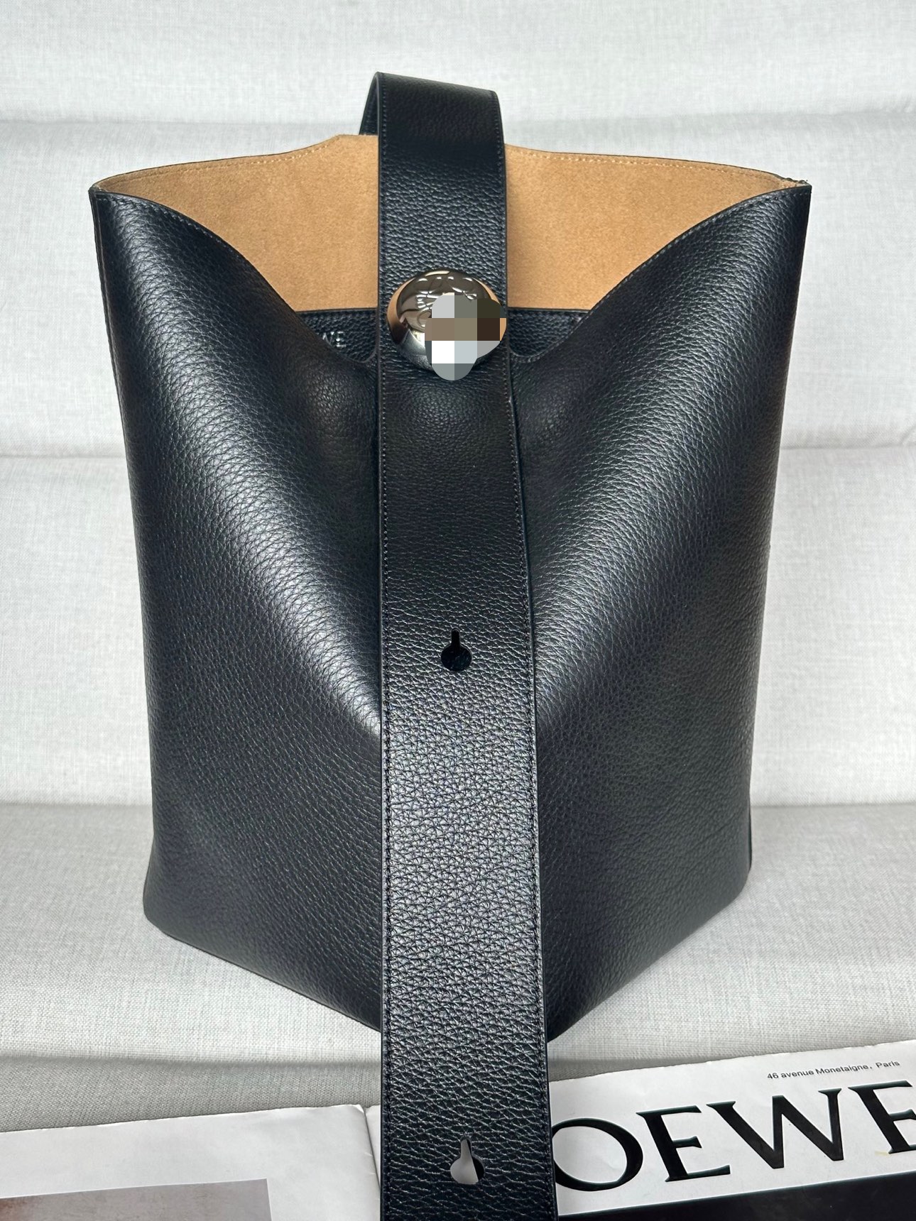 로에베 Loewe 332 Medium Pebble Bucket Bag Black