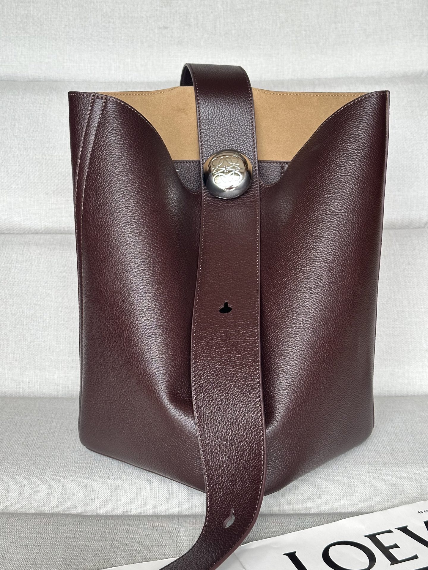 로에베 Loewe 332 Medium Pebble Bucket Bag