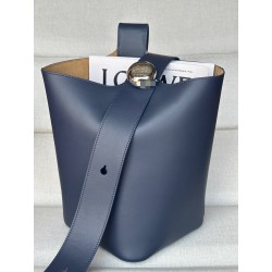 로에베 Loewe 332 Medium Pebble Bucket Bag in Mellow Calfskin Blue
