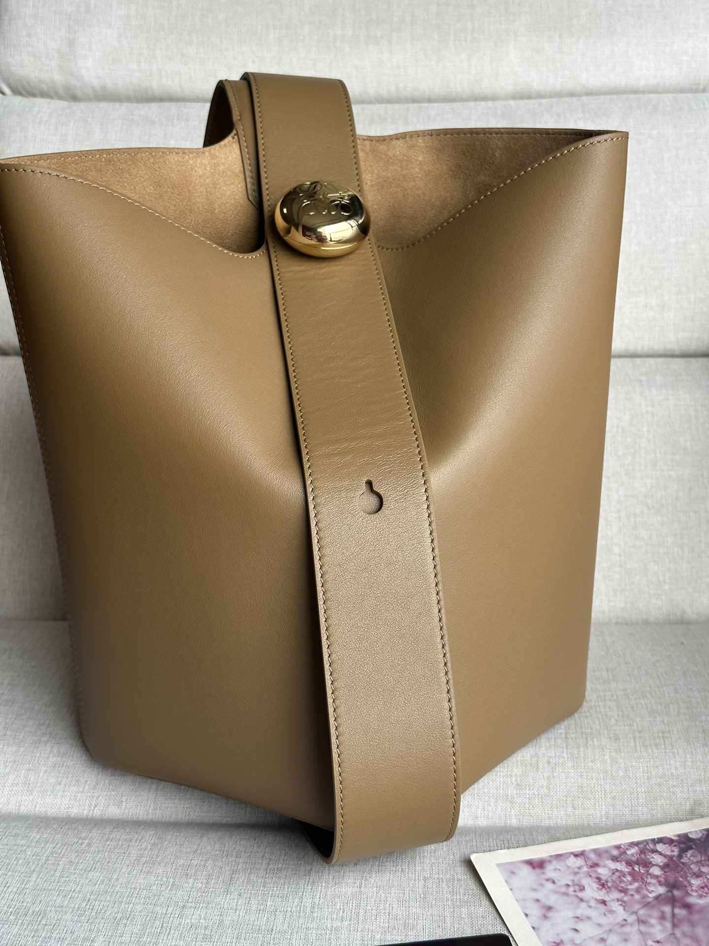 로에베 Loewe 332 Medium Pebble Bucket Bag in Mellow Calfskin