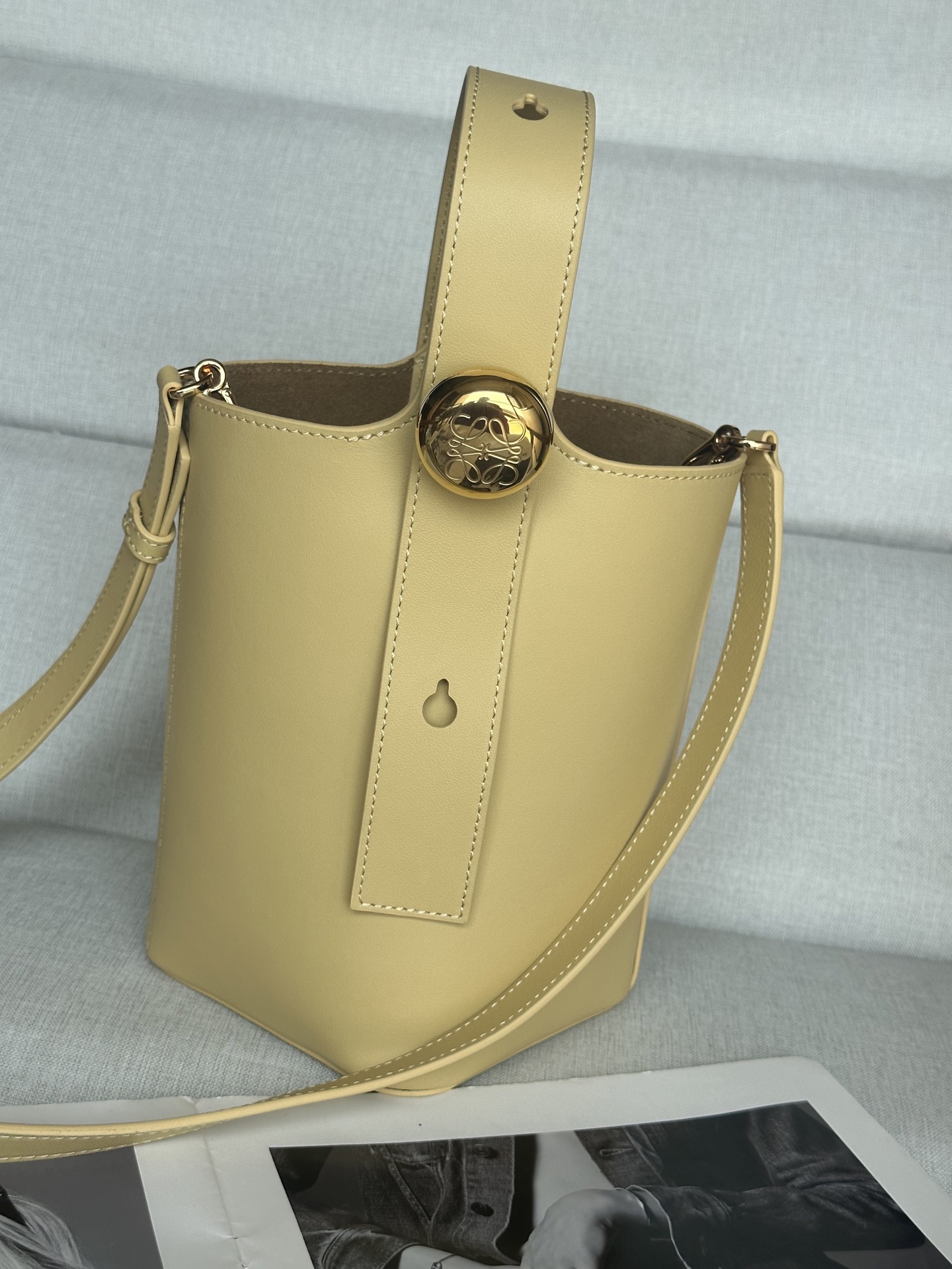 로에베 Loewe 332S Mini Pebble Bucket Bag