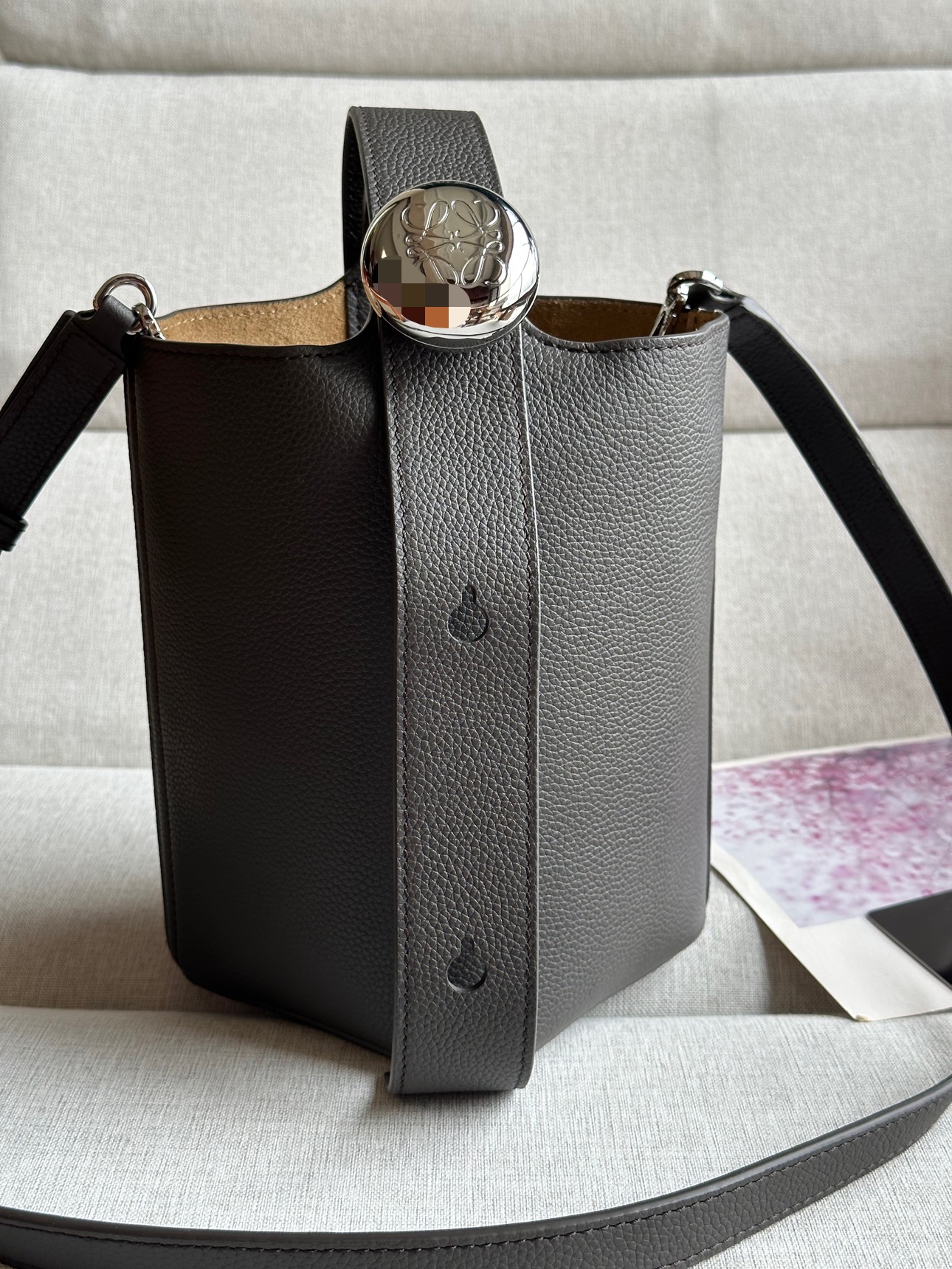 로에베 Loewe 332S Mini Pebble Bucket Bag chocolate