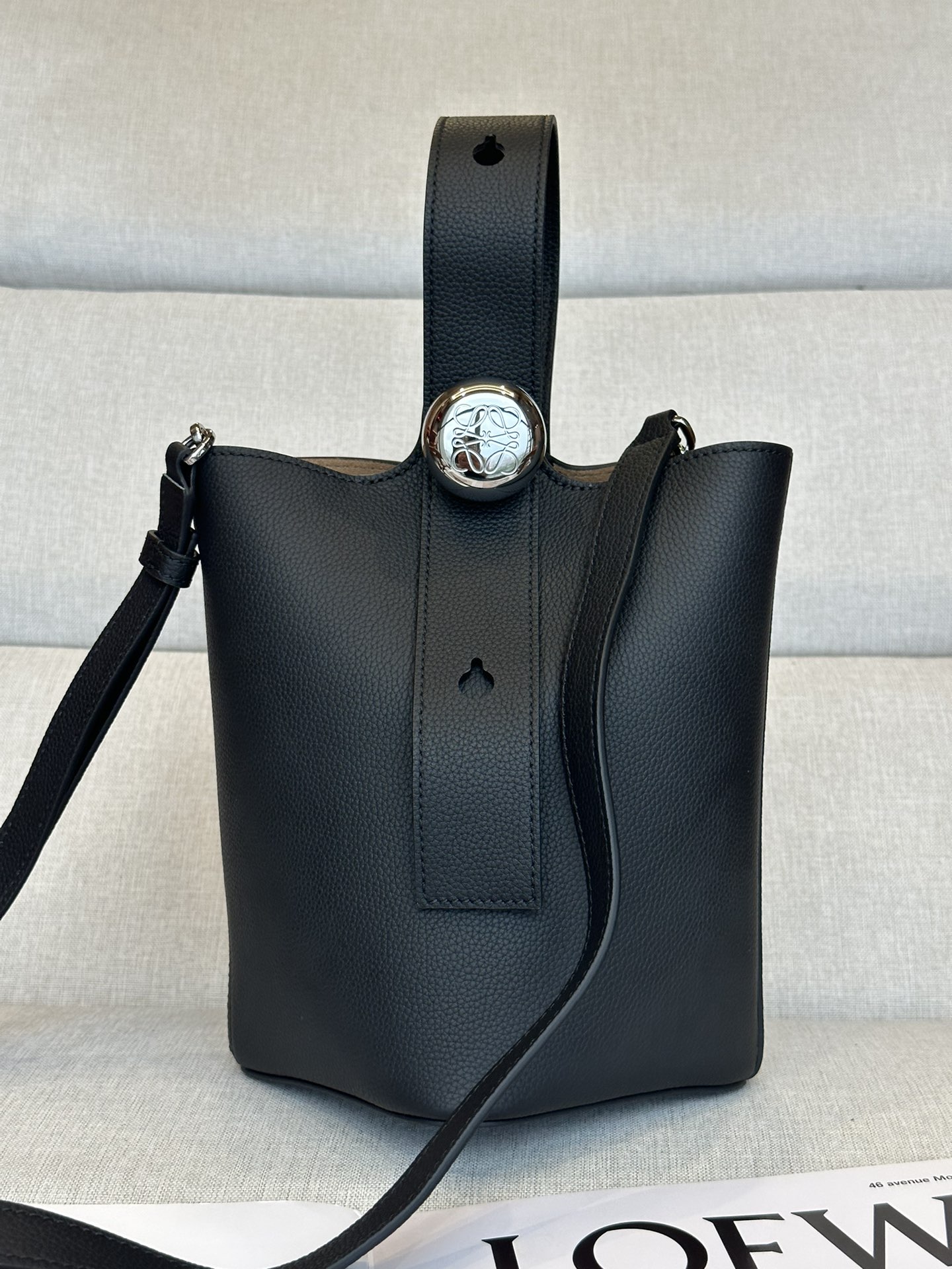 로에베 Loewe 332S Mini Pebble Bucket Bag Black