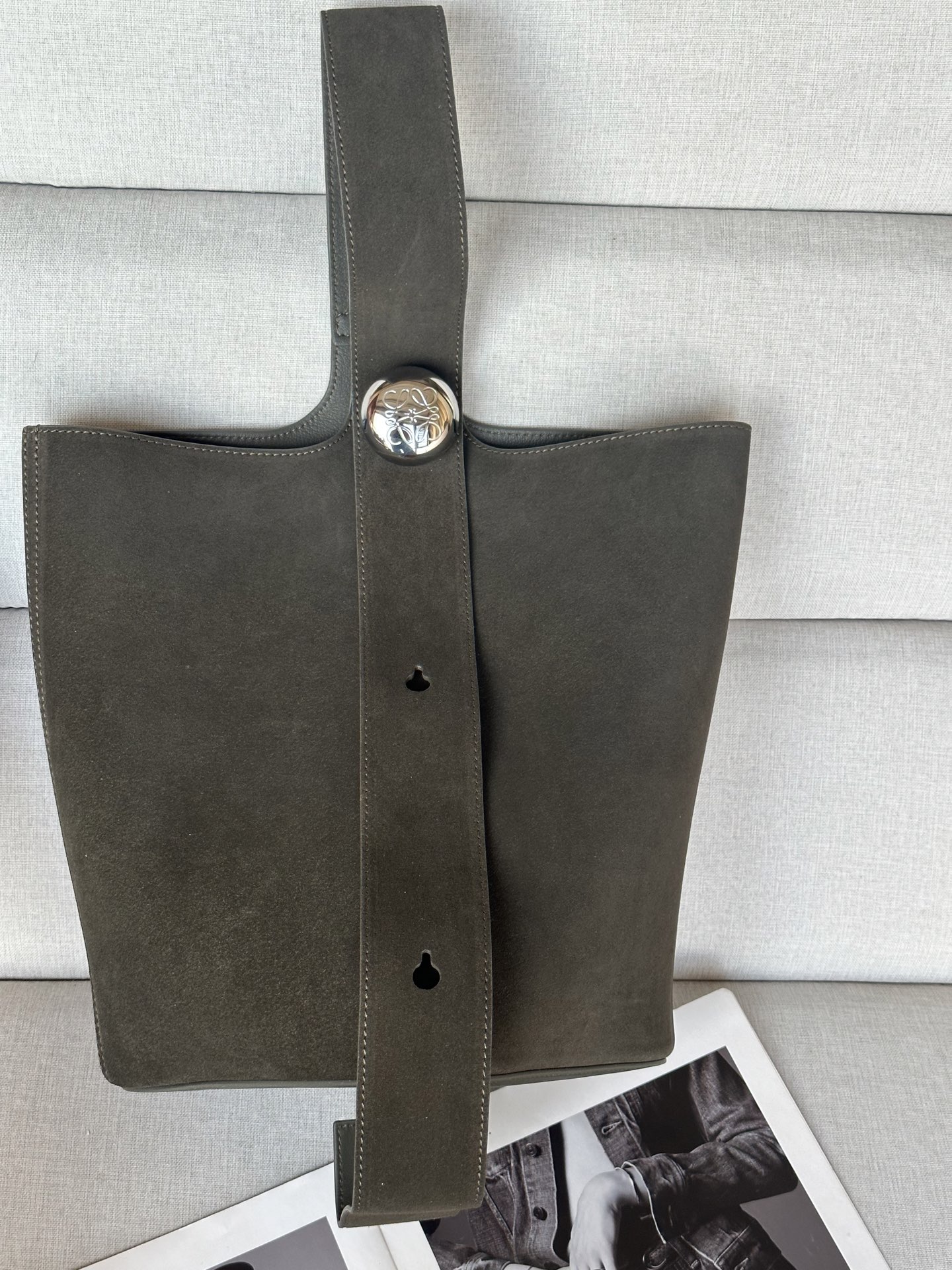 로에베 Loewe 335 Medium Pebble Bucket Bag