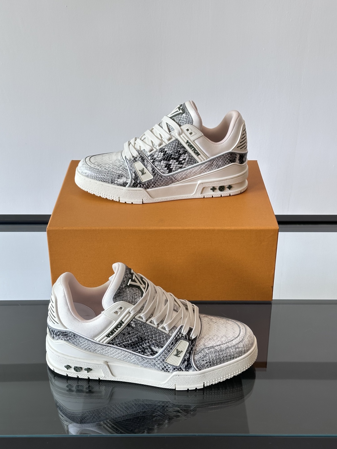 루이비통 LV TRAINER 스니커즈