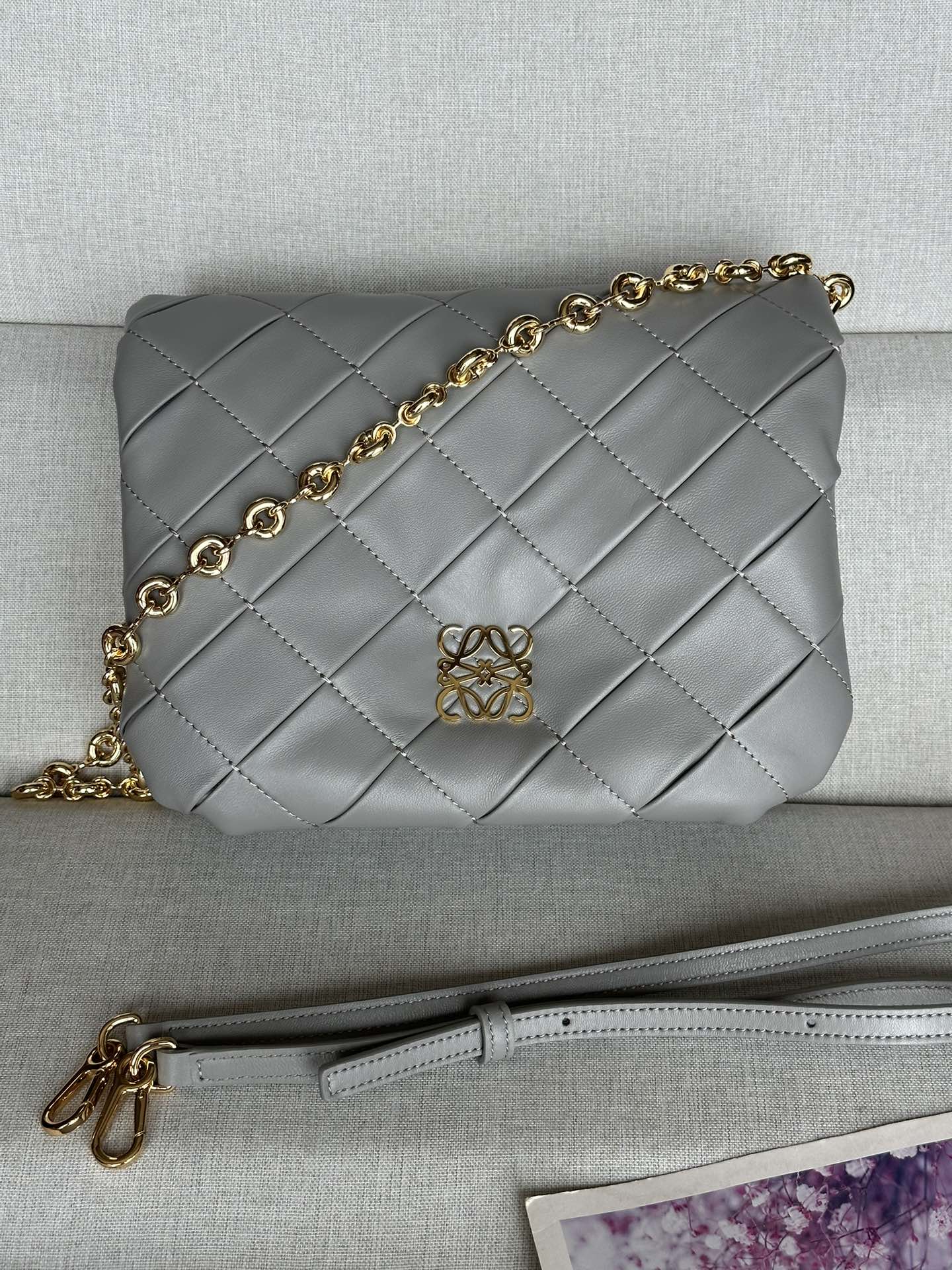 로에베 Loewe 9701 Puffer Goya In Pleated Shiny Nappa Lambskin Pearl Grey