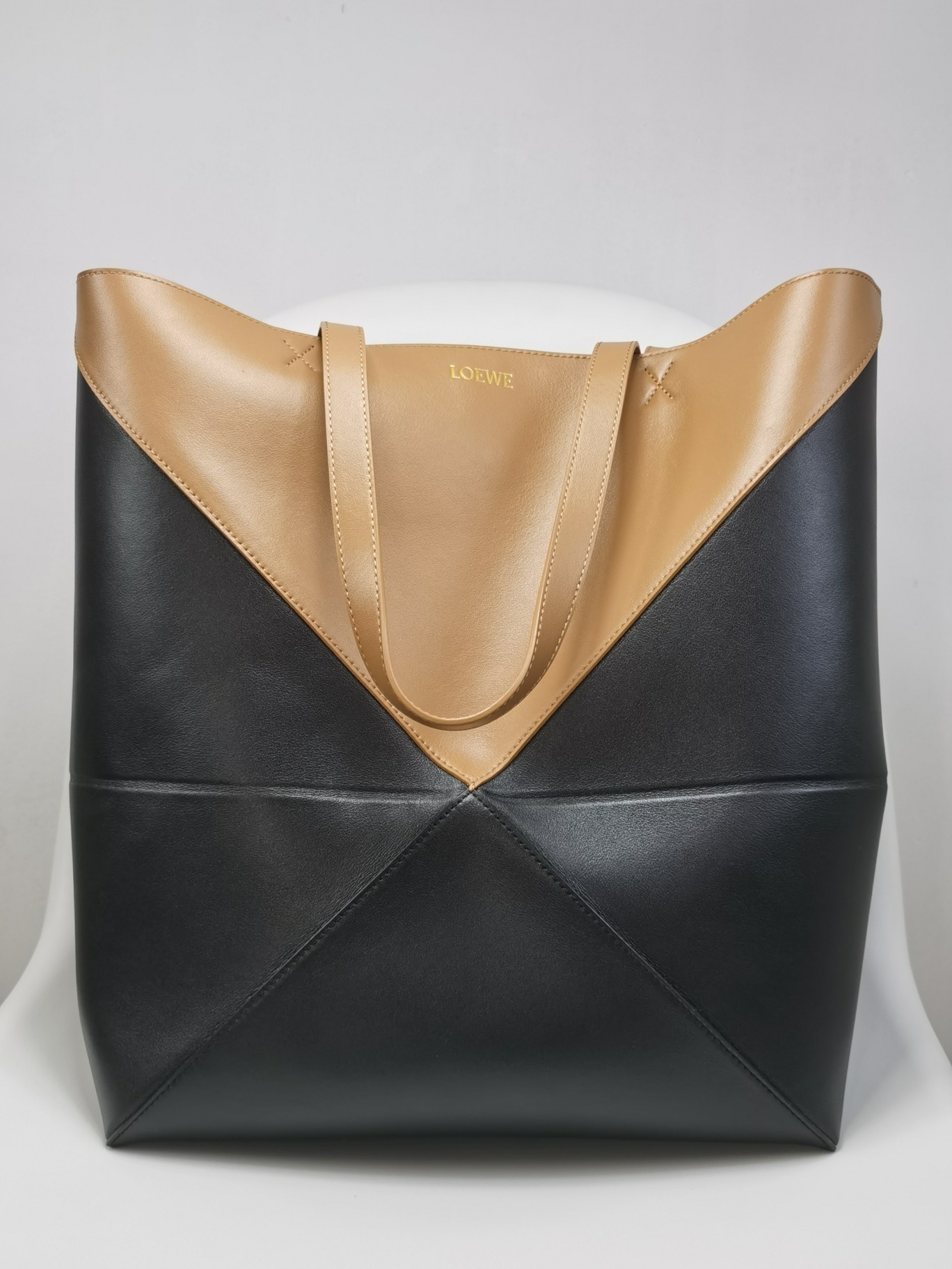 로에베 Loewe 1761 Large Puzzle Fold Tote In Shiny Calfskin Black Warm Desert 42cm