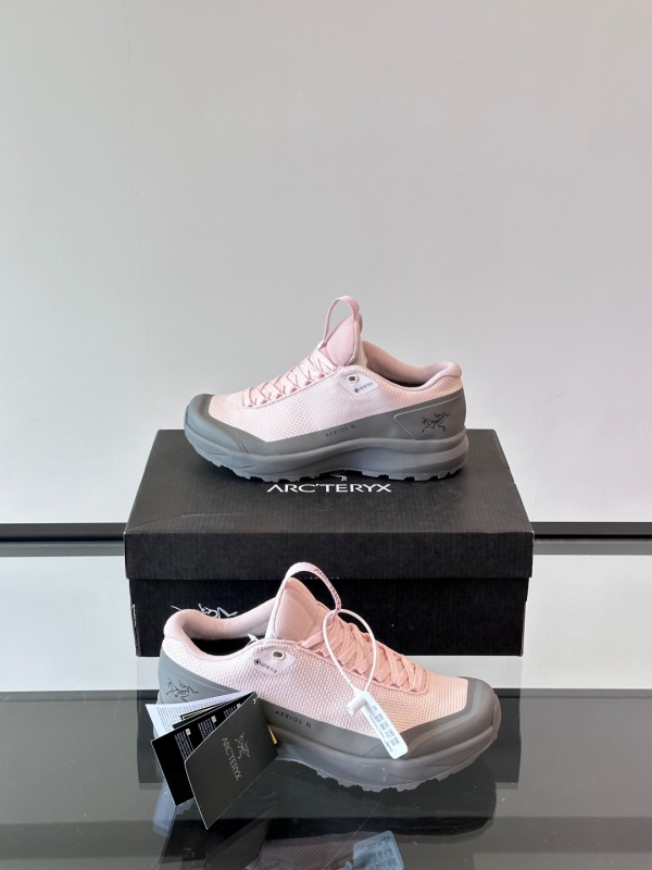 아크테릭스 ARC'TERYX 스니커즈
