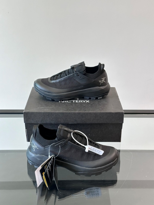 아크테릭스 ARC'TERYX 스니커즈