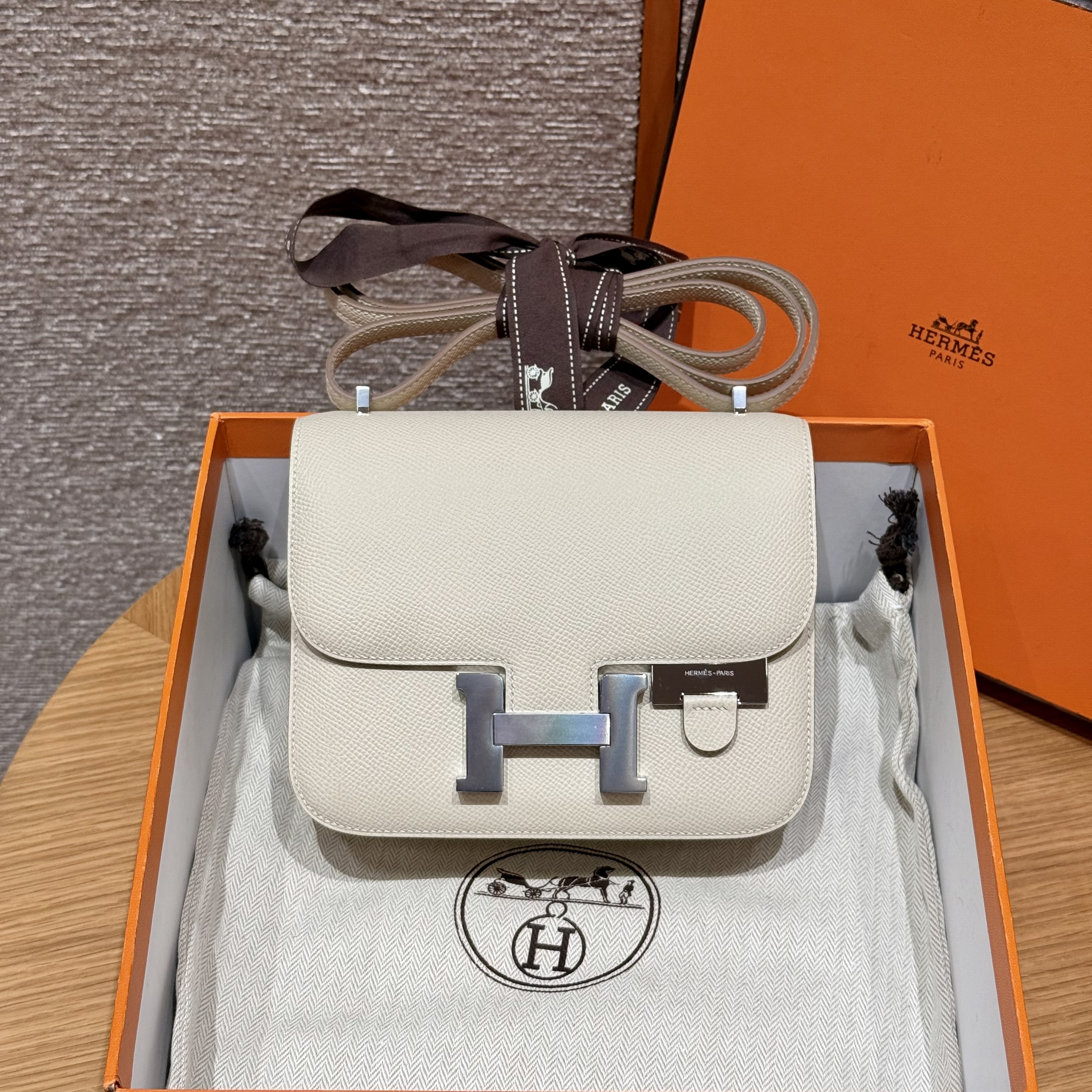 에르메스 Hermes Constance with mirror 19cm Epsom 10 Craie/silver