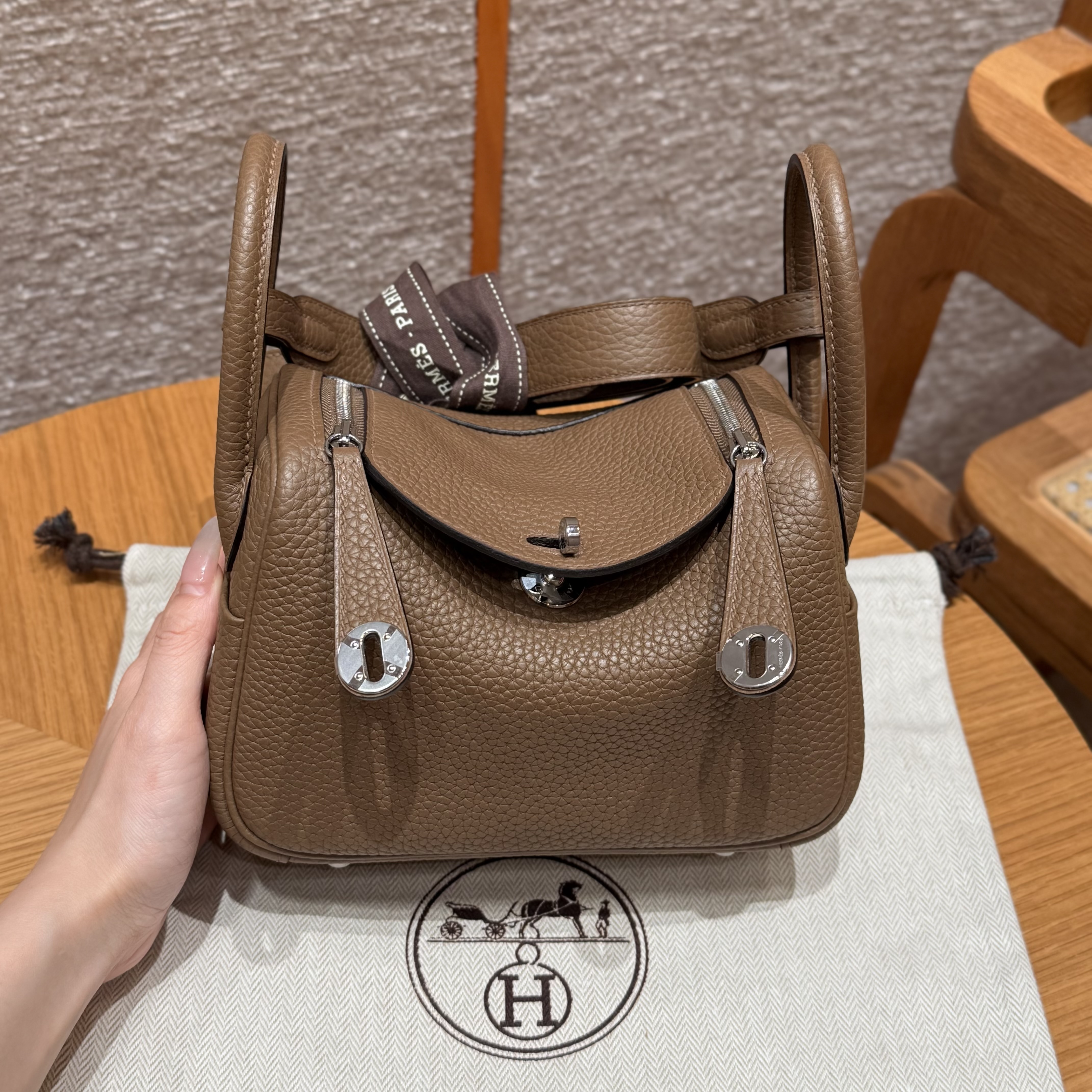 에르메스 Hermes Mini Lindy 19cm Clemence D0 Beige de weimar/silver