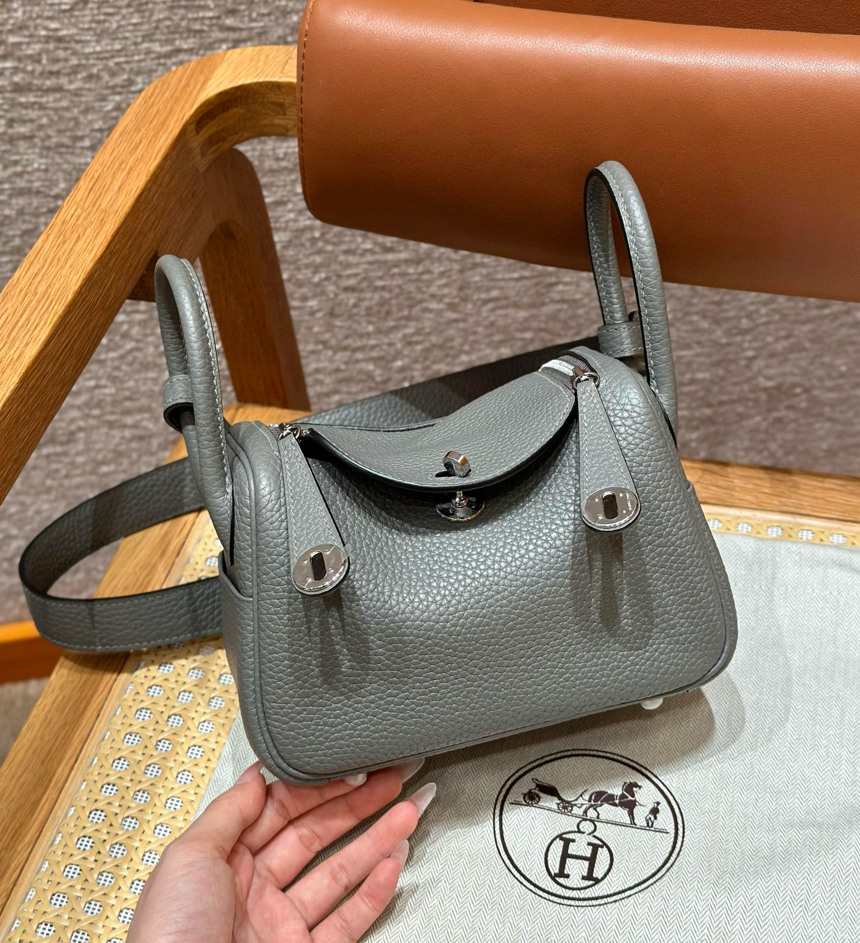 에르메스 Hermes Mini Lindy 19cm Clemence OL Gris Meyer/silver