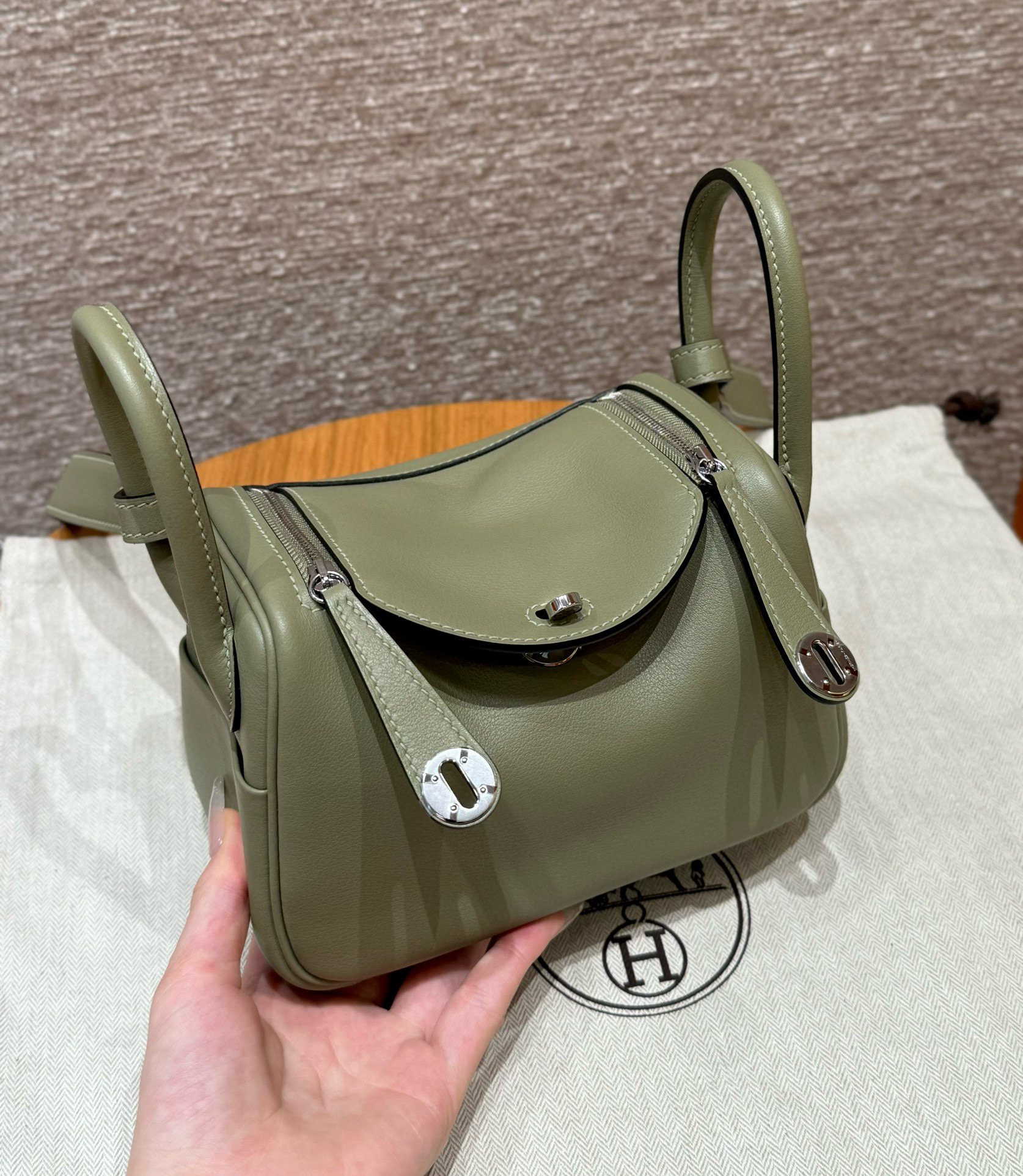 에르메스 Hermes Mini Lindy 19cm Swift Q1 Sauge/silver